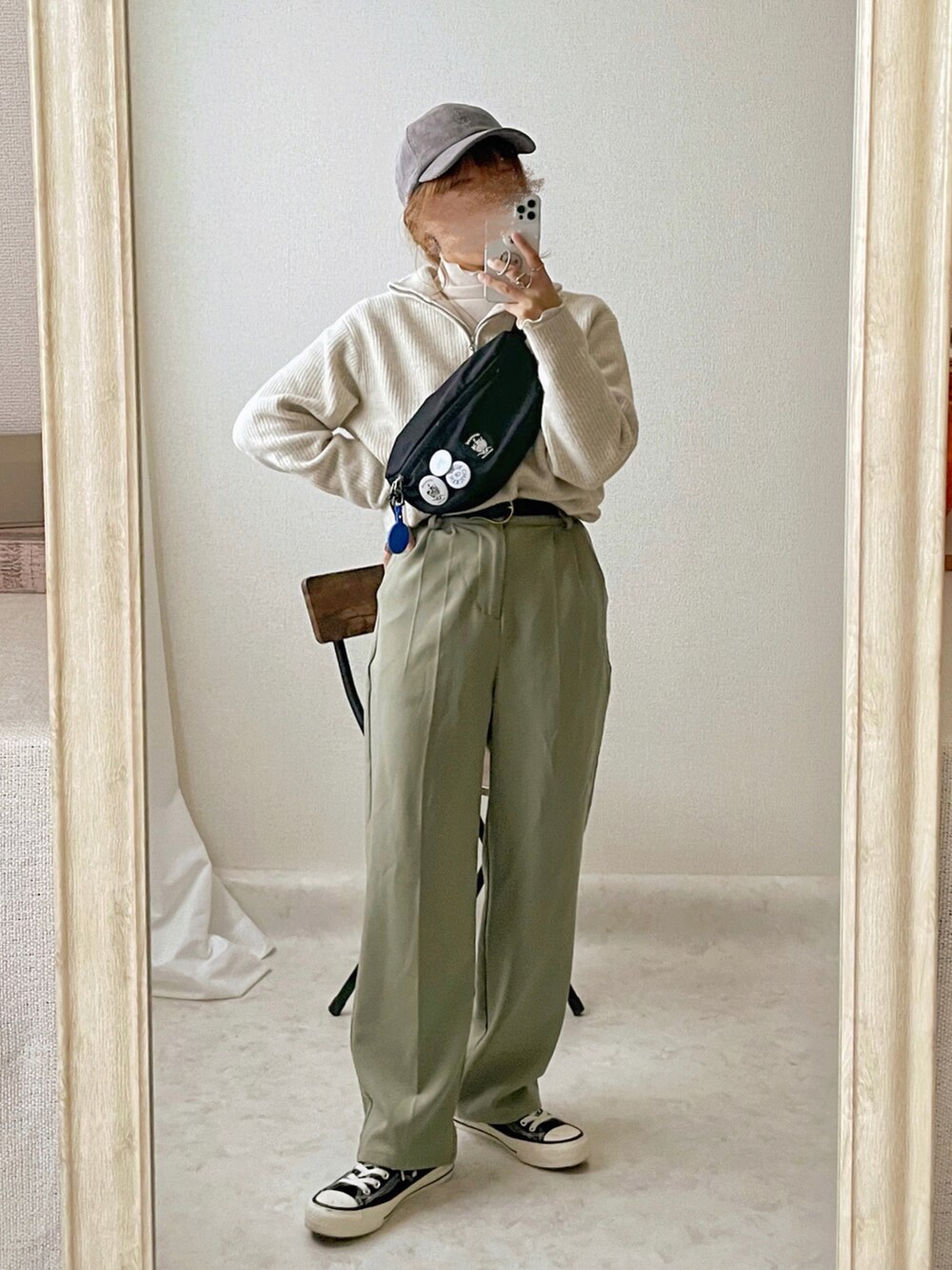 ホワイト系のニット/セーター、ホワイト系のシャツ/ブラウス、グリーン系のその他パンツを着用したレディースの冬コーディネートの2枚目の写真