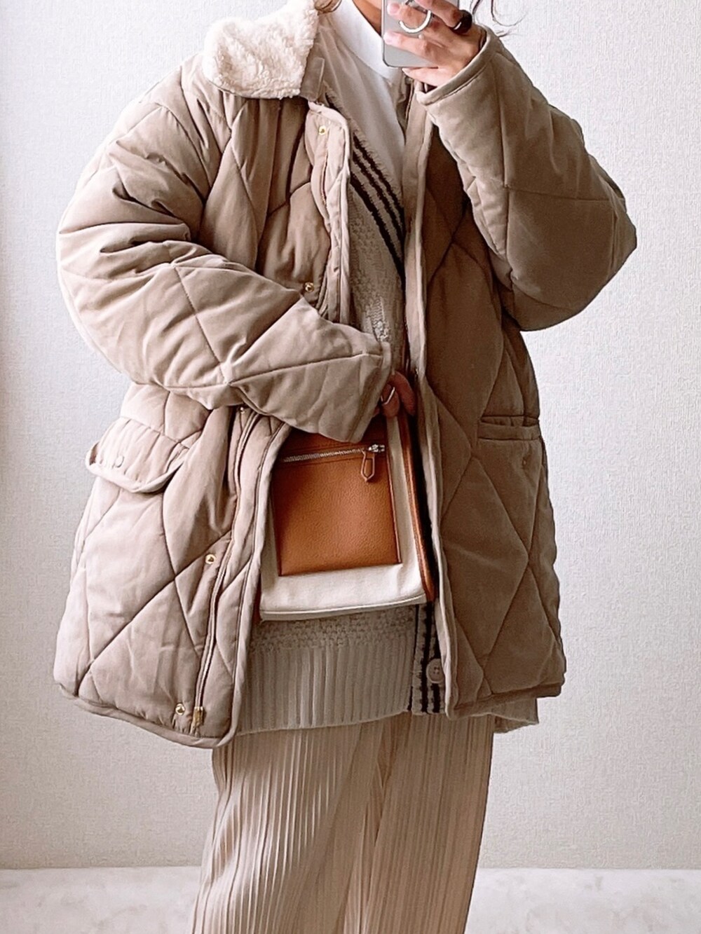 ホワイト系のカーディガン/ボレロ、ホワイト系のシャツ/ブラウス、ホワイト系のその他パンツを着用したレディースの冬コーディネートの3枚目の写真