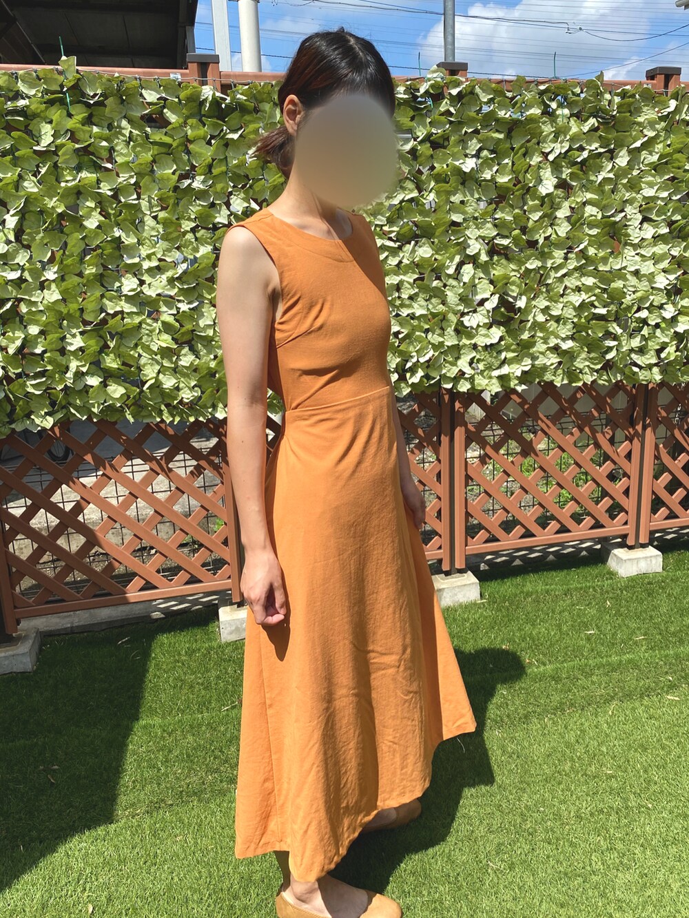 オレンジ系のワンピースを着用したレディースの秋コーディネートの2枚目の写真