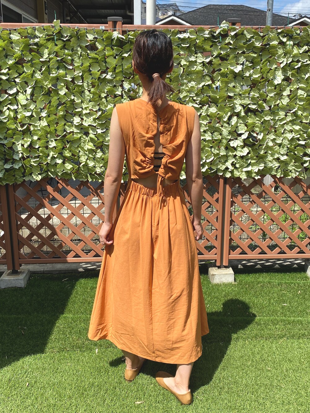 オレンジ系のワンピースを着用したレディースの秋コーディネートの3枚目の写真