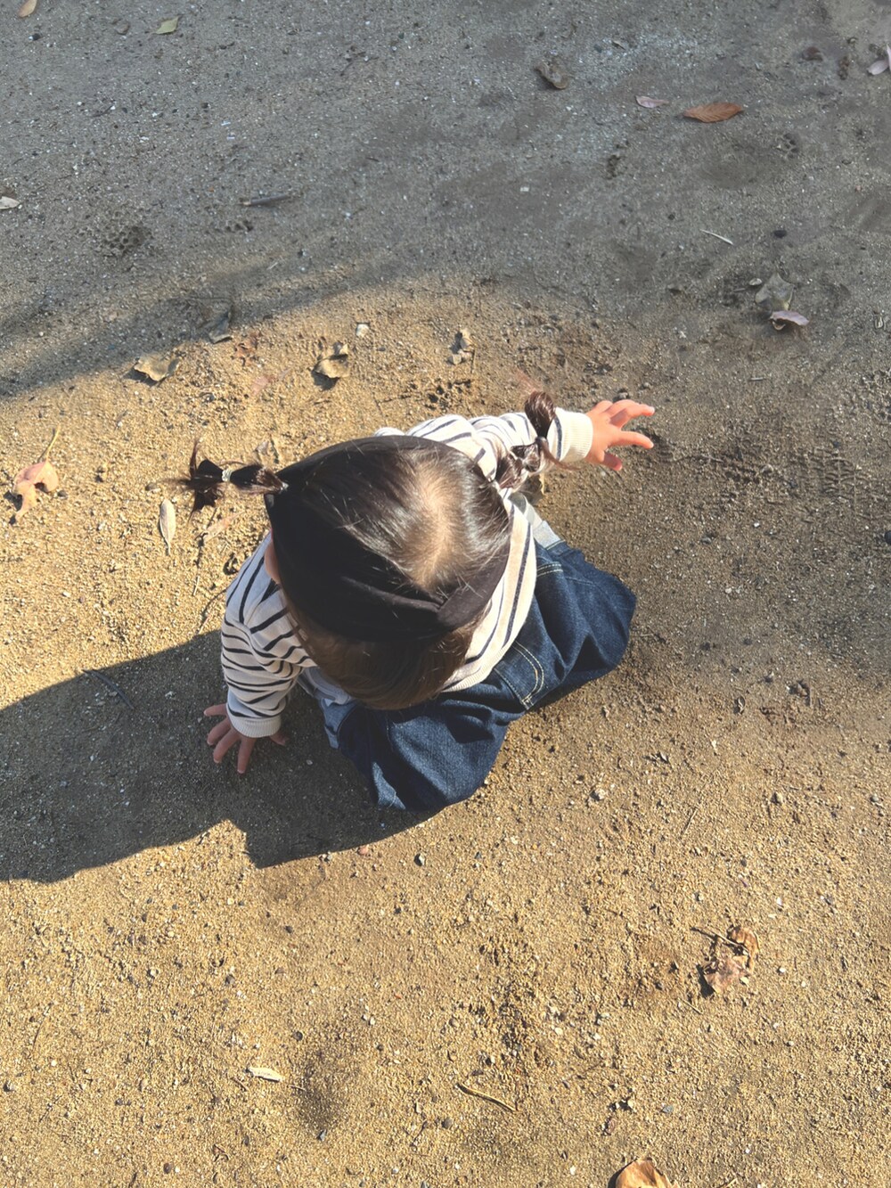 ブルー系のスウェット、ブルー系のデニムパンツ、グレー系のスニーカーを着用したキッズの秋コーディネートの3枚目の写真