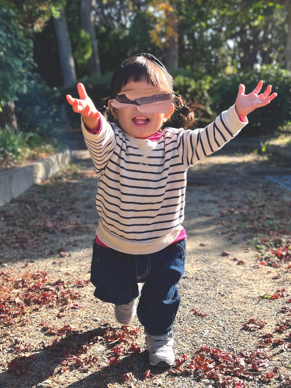 ブルー系のスウェット、ブルー系のデニムパンツ、グレー系のスニーカーを着用したキッズの秋コーディネートの2枚目の写真