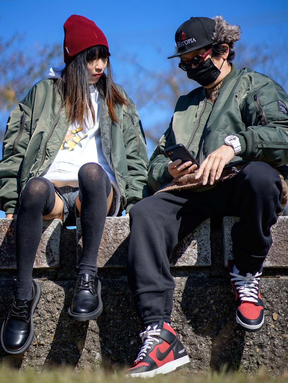 グリーン系のジャケット/アウター、ベージュ系のトップス、ブラック系のパンツを着用したメンズの秋コーディネートの3枚目の写真