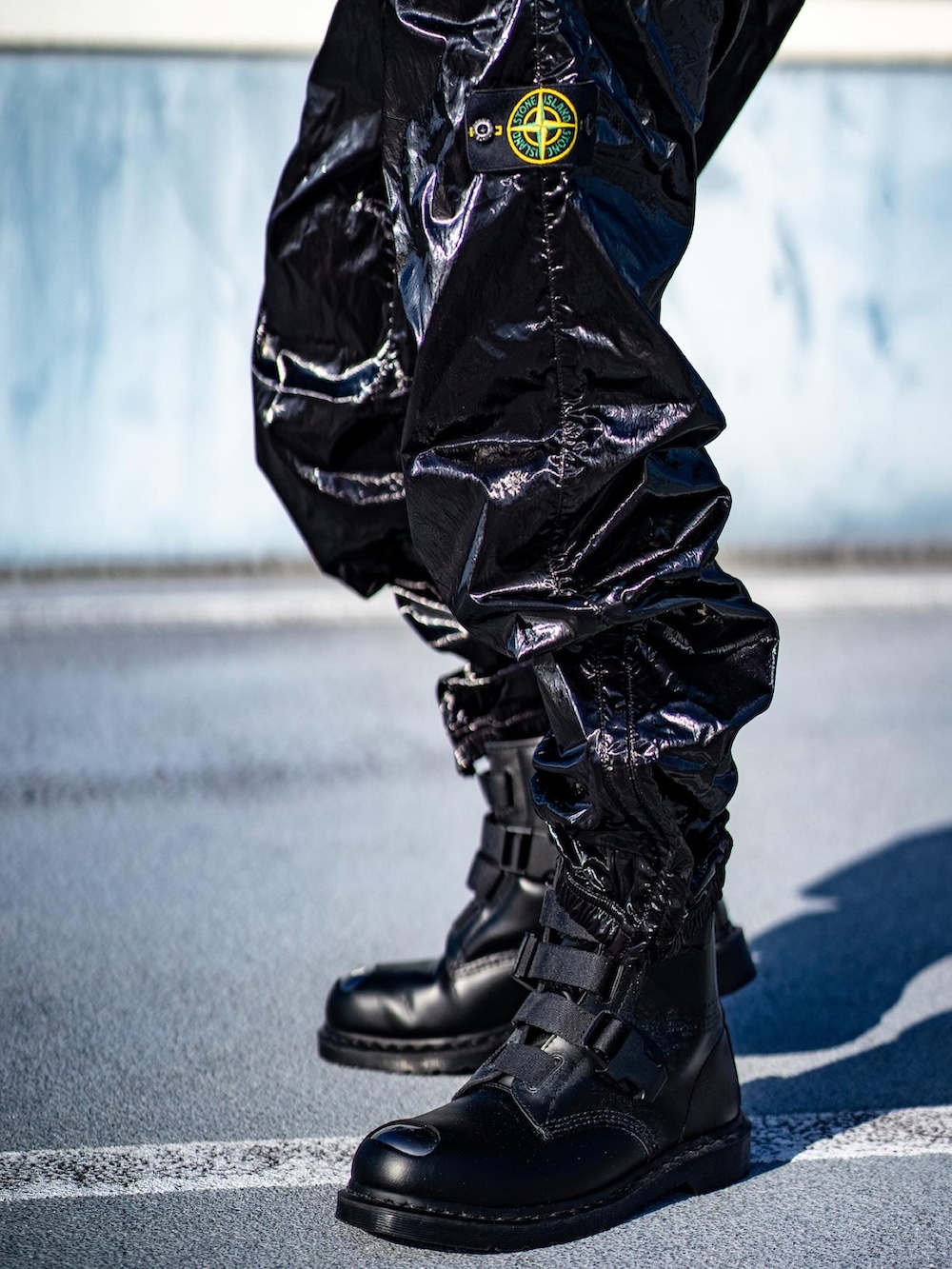 ブラック系のパンツ、ブラック系のライダースジャケット、ブラック系のブーツを着用したメンズの秋コーディネートの2枚目の写真