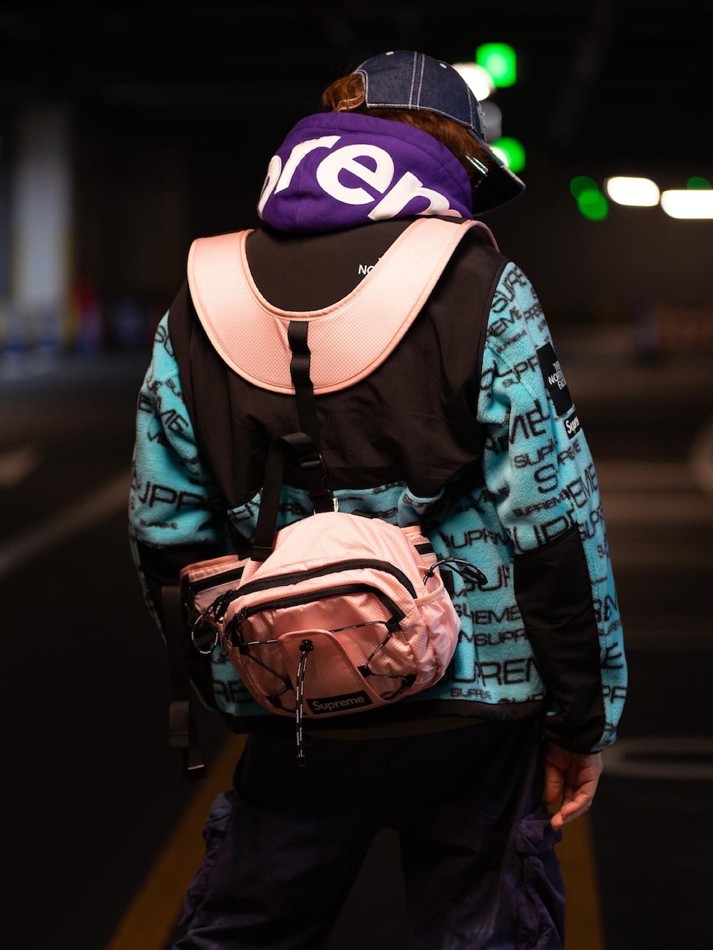 ブルー系のマウンテンパーカー、ブルー系のカーゴパンツ、ピンク系のショルダーバッグを着用したメンズの春コーディネートの4枚目の写真