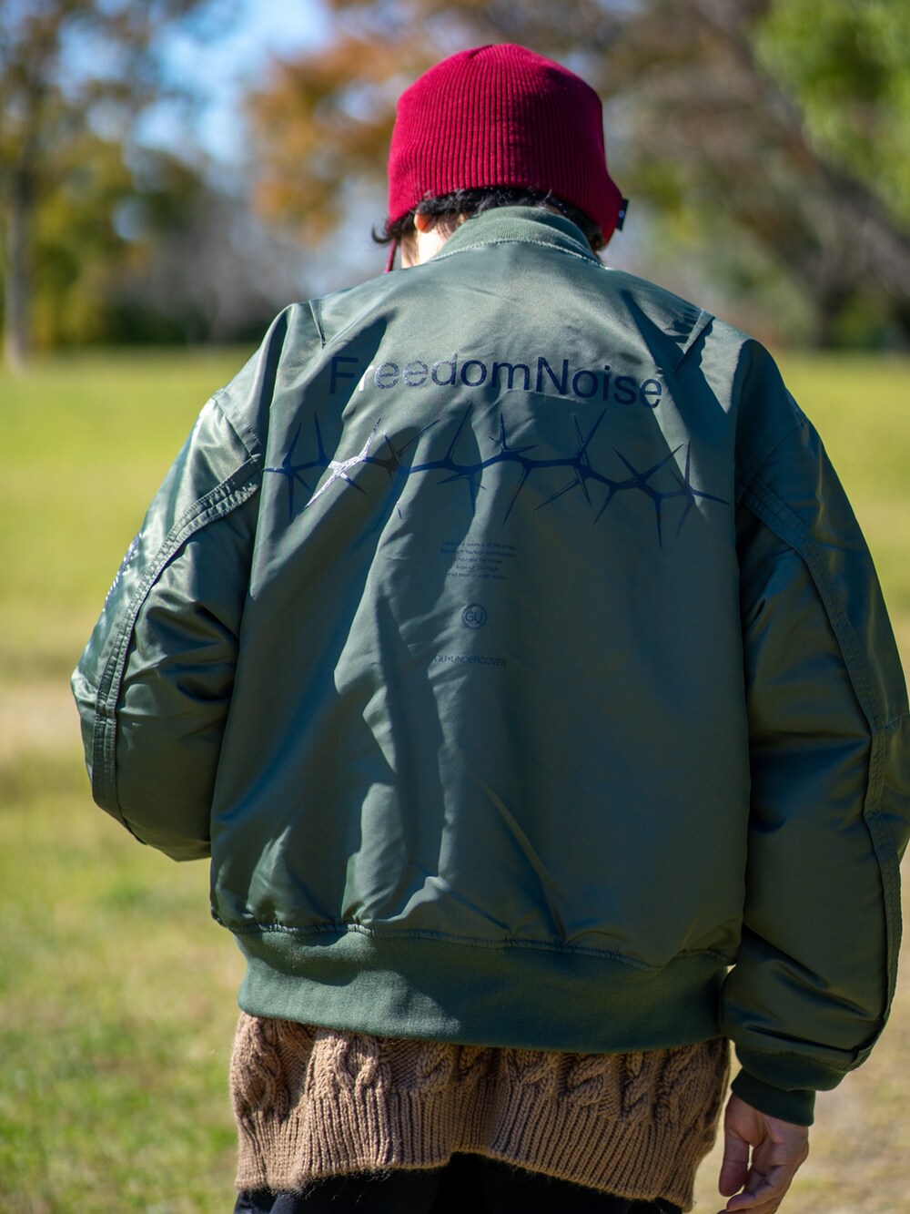 グリーン系のジャケット/アウター、ベージュ系のトップス、ブラック系のパンツを着用したメンズの秋コーディネートの2枚目の写真