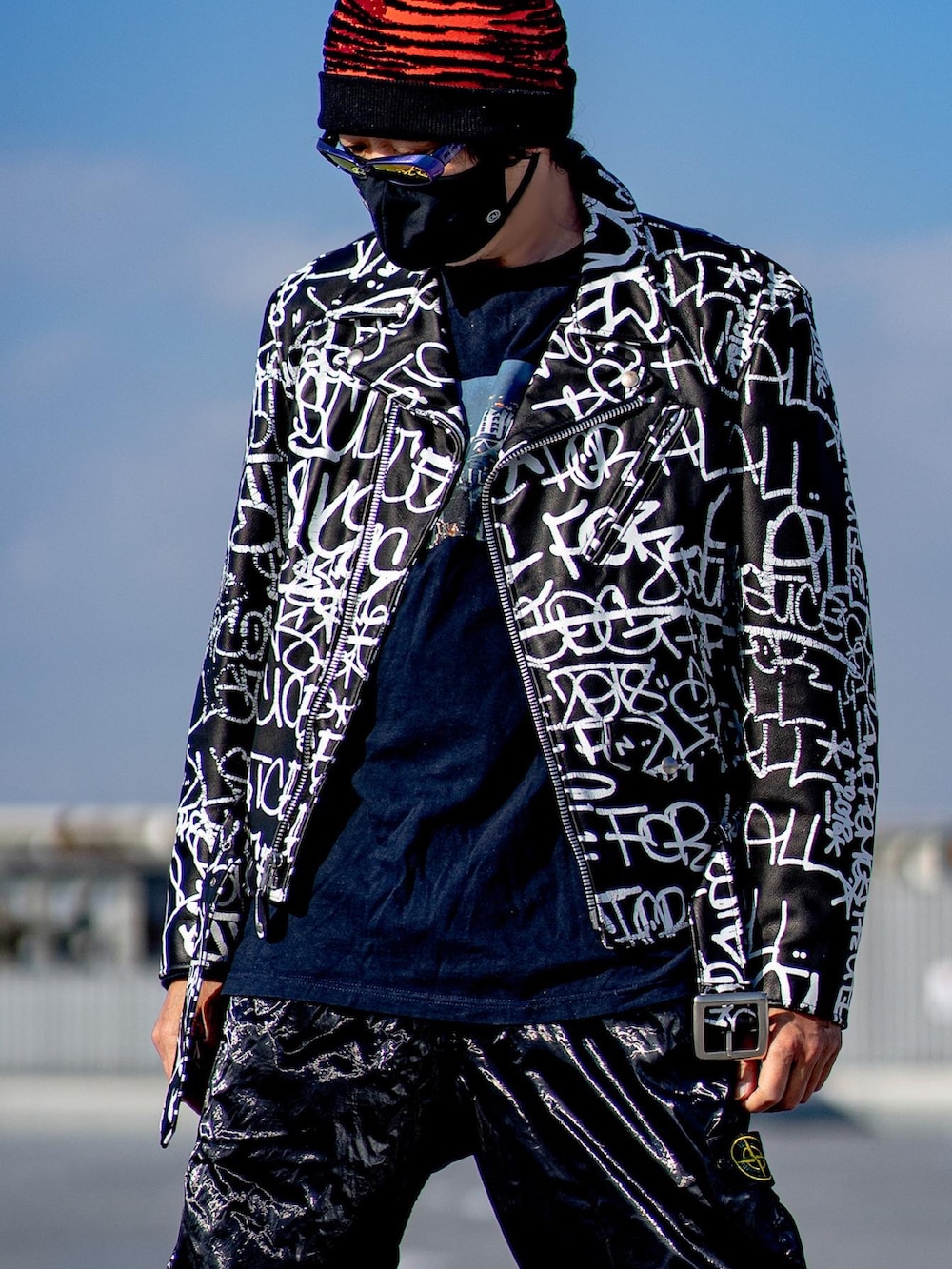 ブラック系のパンツ、ブラック系のライダースジャケット、ブラック系のブーツを着用したメンズの秋コーディネートの3枚目の写真