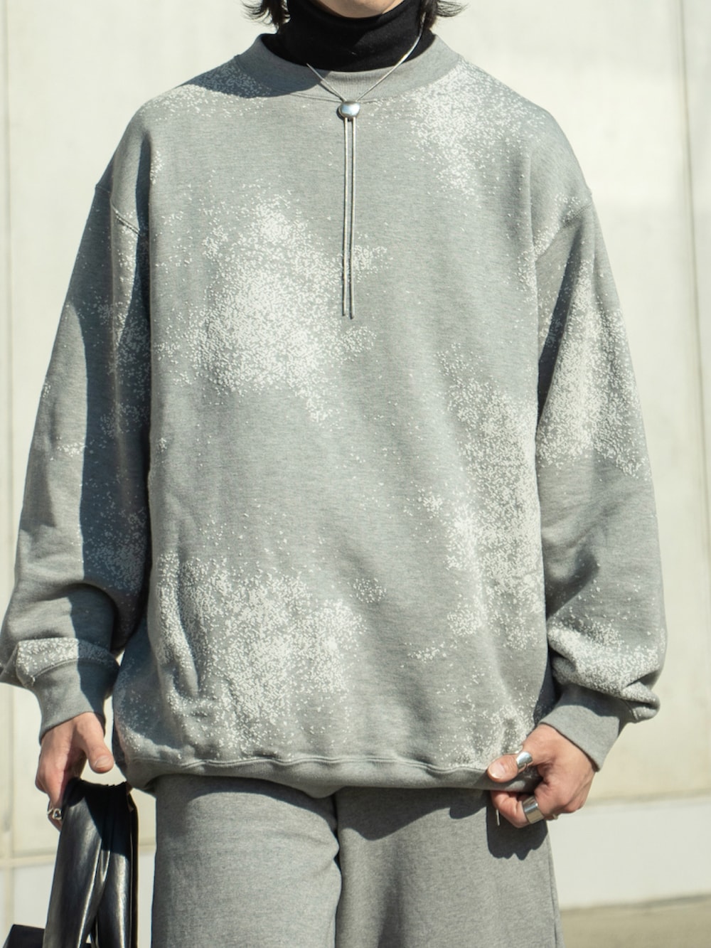「メンズファッション、春服、お出かけコーデ、春コーデ、ジャケットコーデ、レザージャケット、テーラードジャケット、カーディガン、スウェット、スウェットパンツ、ブーツ、トートバッグ、レザー、グリーン、グレー」｜「steinのLEATHER DOUBLE BREASTED JACKET（テーラードジャケット、ブラック系）」を使った、Aoi Sugiyama さん（骨格ウェーブ・メンズ・170cm）の春コーディネートの4枚目の写真