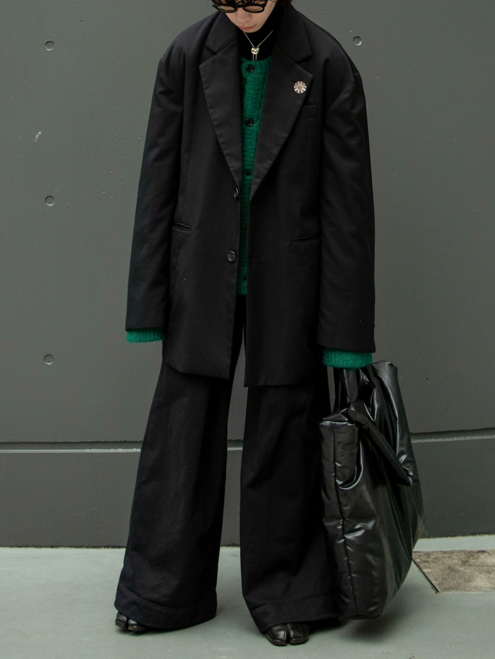 ブラック系のテーラードジャケット、グリーン系のカーディガン/ボレロ、ブラック系のTシャツ/カットソーを着用したメンズの冬コーディネートの3枚目の写真