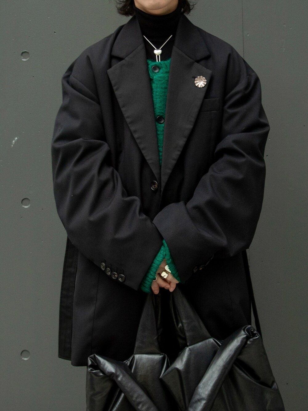 ブラック系のテーラードジャケット、グリーン系のカーディガン/ボレロ、ブラック系のTシャツ/カットソーを着用したメンズの冬コーディネートの4枚目の写真