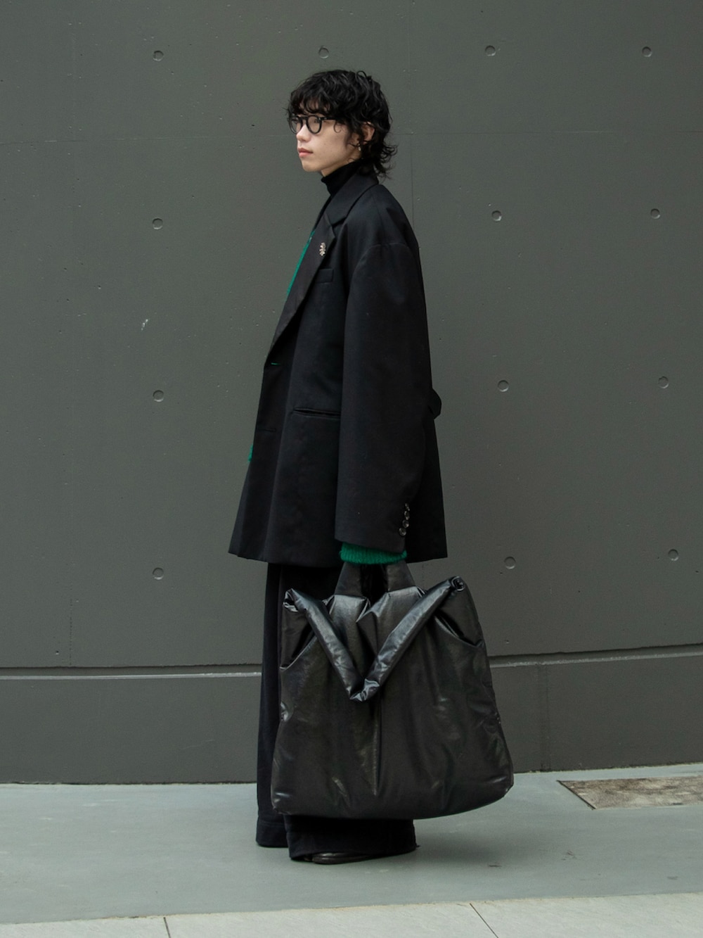 ブラック系のテーラードジャケット、グリーン系のカーディガン/ボレロ、ブラック系のTシャツ/カットソーを着用したメンズの冬コーディネートの2枚目の写真