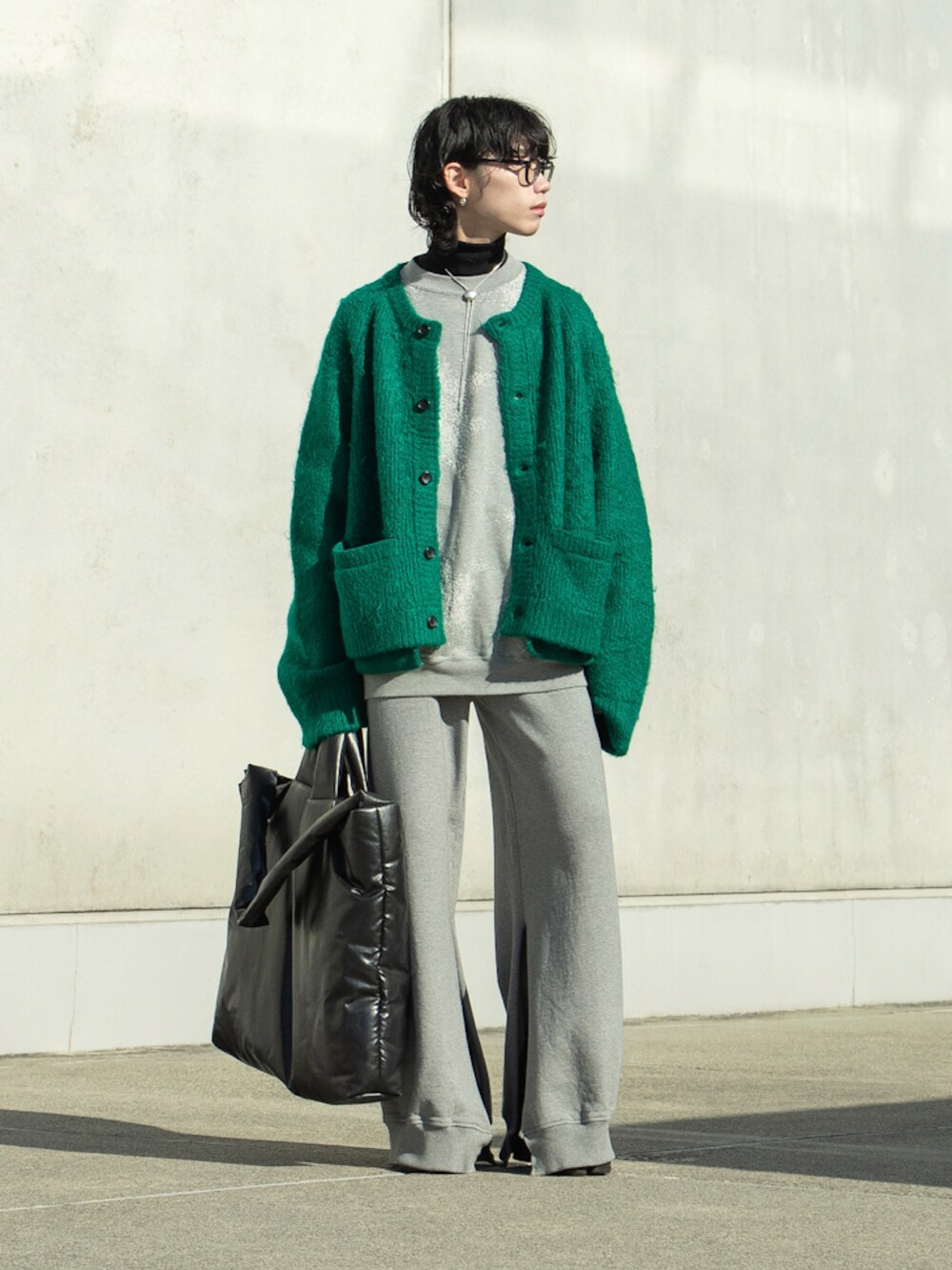 「メンズファッション、春服、お出かけコーデ、春コーデ、ジャケットコーデ、レザージャケット、テーラードジャケット、カーディガン、スウェット、スウェットパンツ、ブーツ、トートバッグ、レザー、グリーン、グレー」｜「steinのLEATHER DOUBLE BREASTED JACKET（テーラードジャケット、ブラック系）」を使った、Aoi Sugiyama さん（骨格ウェーブ・メンズ・170cm）の春コーディネートの3枚目の写真