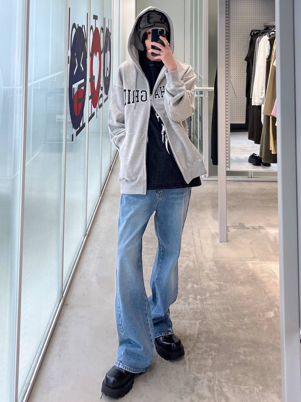 ブラック系のTシャツ/カットソー、グレー系のニットキャップ/ビーニーを着用したメンズの春コーディネートの2枚目の写真