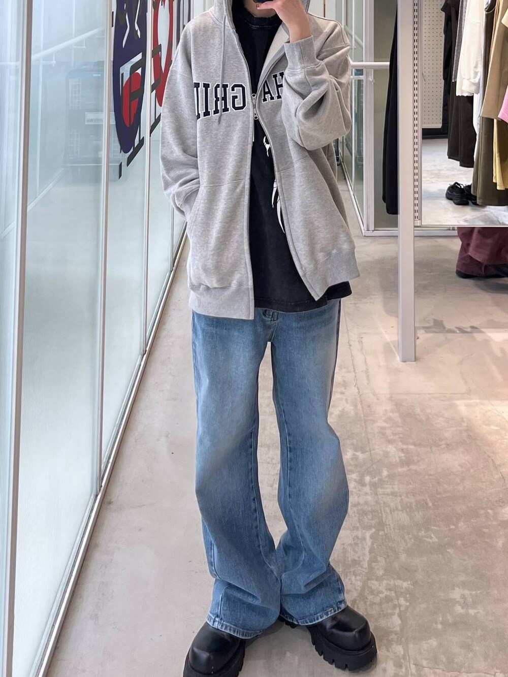 ブラック系のTシャツ/カットソー、グレー系のニットキャップ/ビーニーを着用したメンズの春コーディネートの4枚目の写真