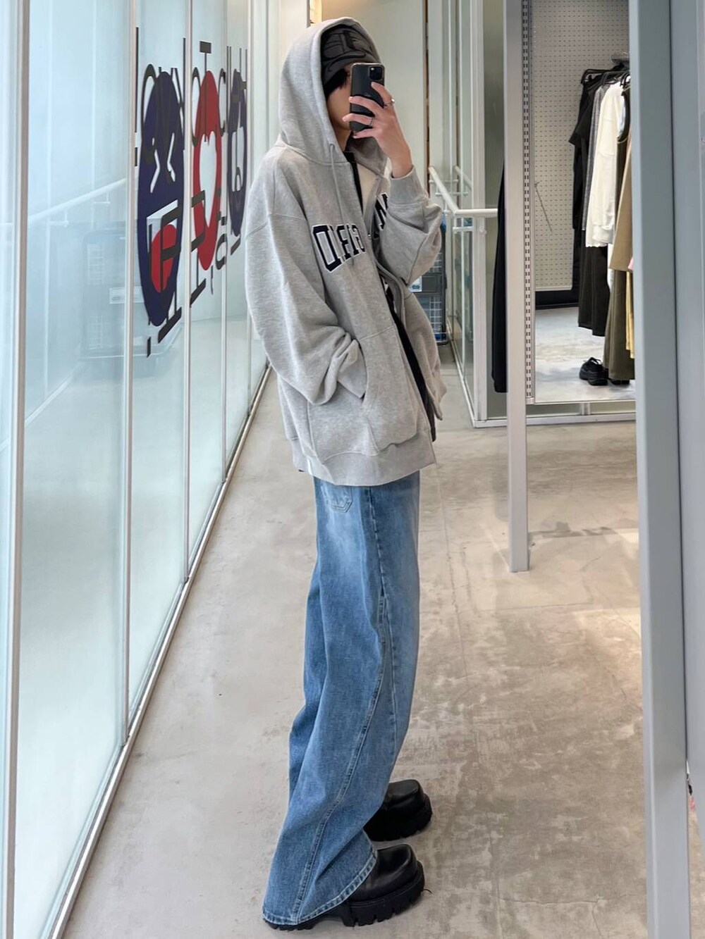 ブラック系のTシャツ/カットソー、グレー系のニットキャップ/ビーニーを着用したメンズの春コーディネートの3枚目の写真