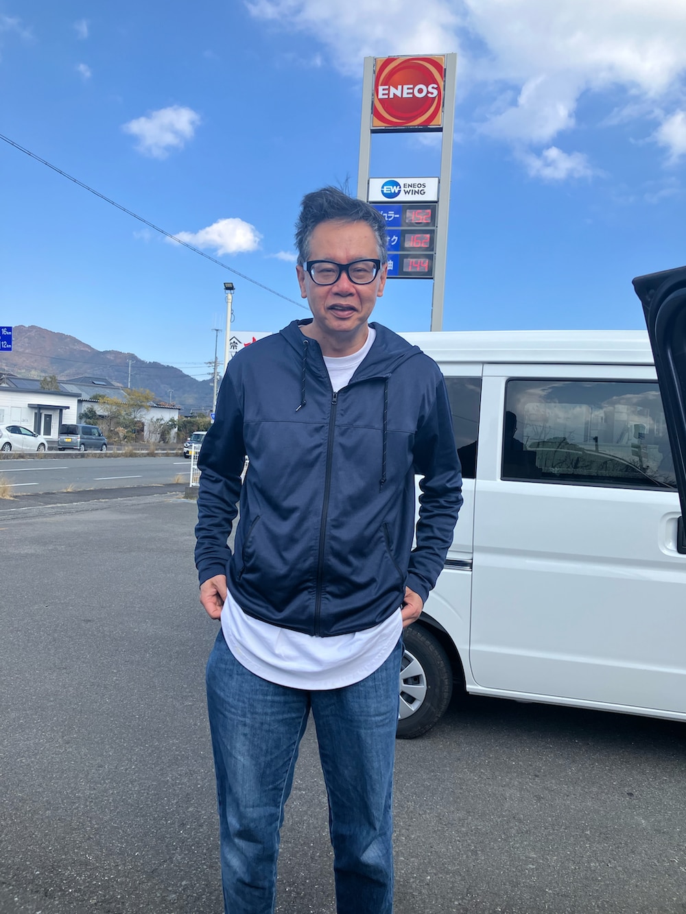 ブルー系のパンツを着用したメンズの冬コーディネートの3枚目の写真