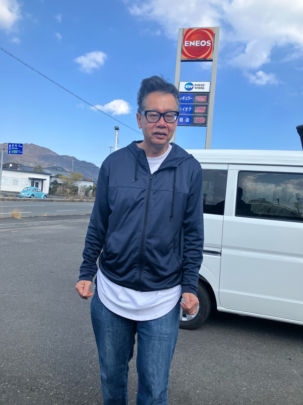 ブルー系のパンツを着用したメンズの冬コーディネートの2枚目の写真