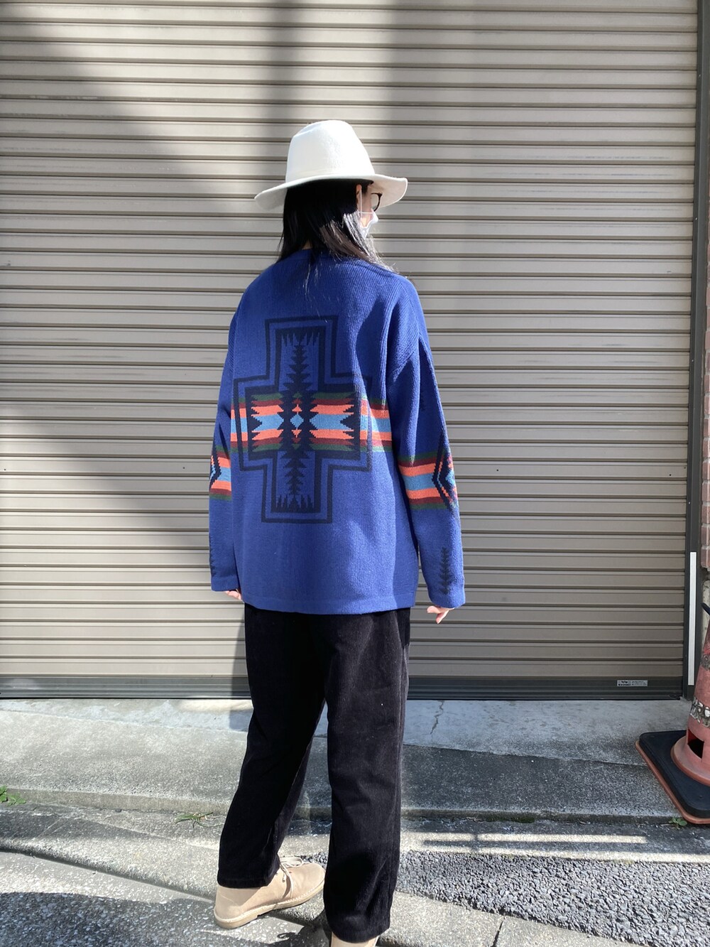ブラック系のパンツ、ホワイト系のTシャツ/カットソー、グレー系のカーディガン/ボレロを着用したレディースの秋コーディネートの4枚目の写真