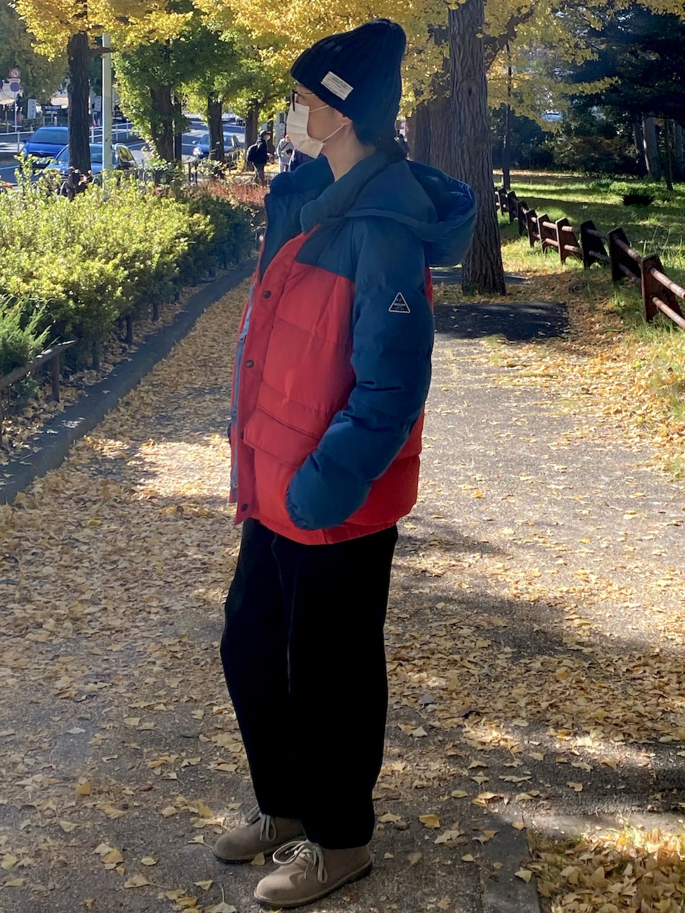 オレンジ系のダウンジャケット/コートを着用したレディースの秋コーディネートの2枚目の写真