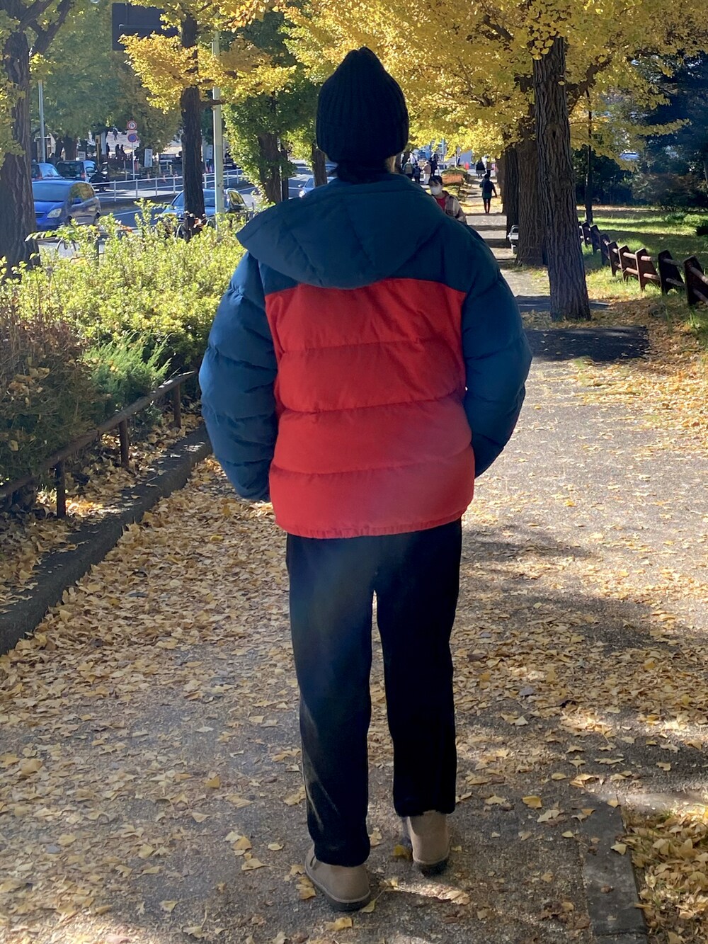 オレンジ系のダウンジャケット/コートを着用したレディースの秋コーディネートの3枚目の写真