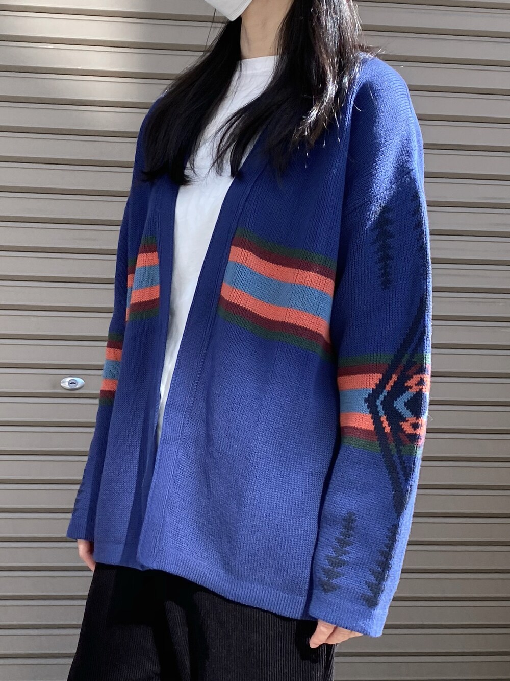 ブラック系のパンツ、ホワイト系のTシャツ/カットソー、グレー系のカーディガン/ボレロを着用したレディースの秋コーディネートの3枚目の写真