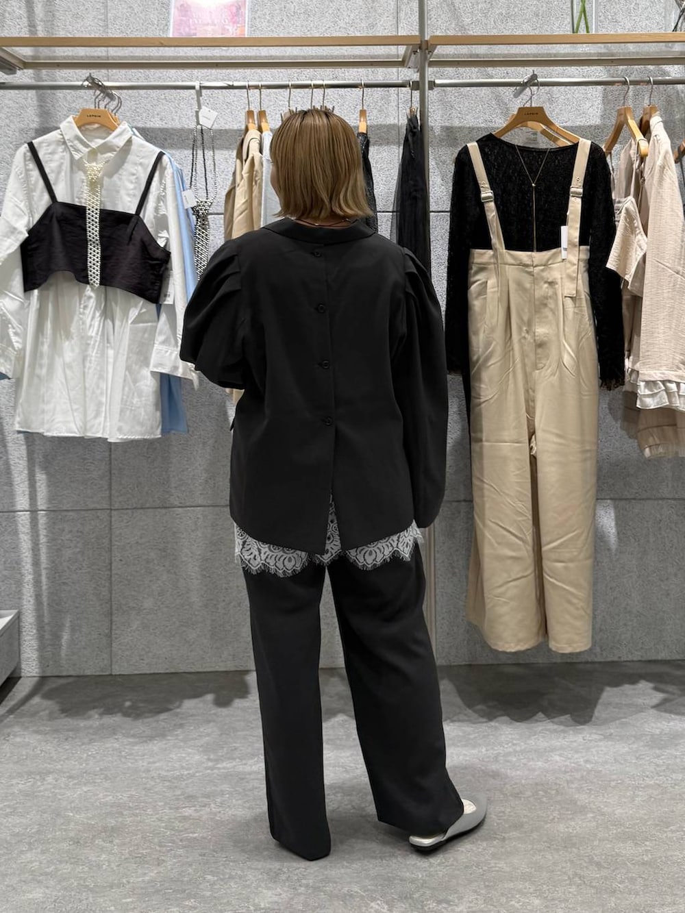 グレー系のその他パンツ、グレー系のその他アウター、シルバー系のパンプスを着用したレディースの春コーディネートの3枚目の写真