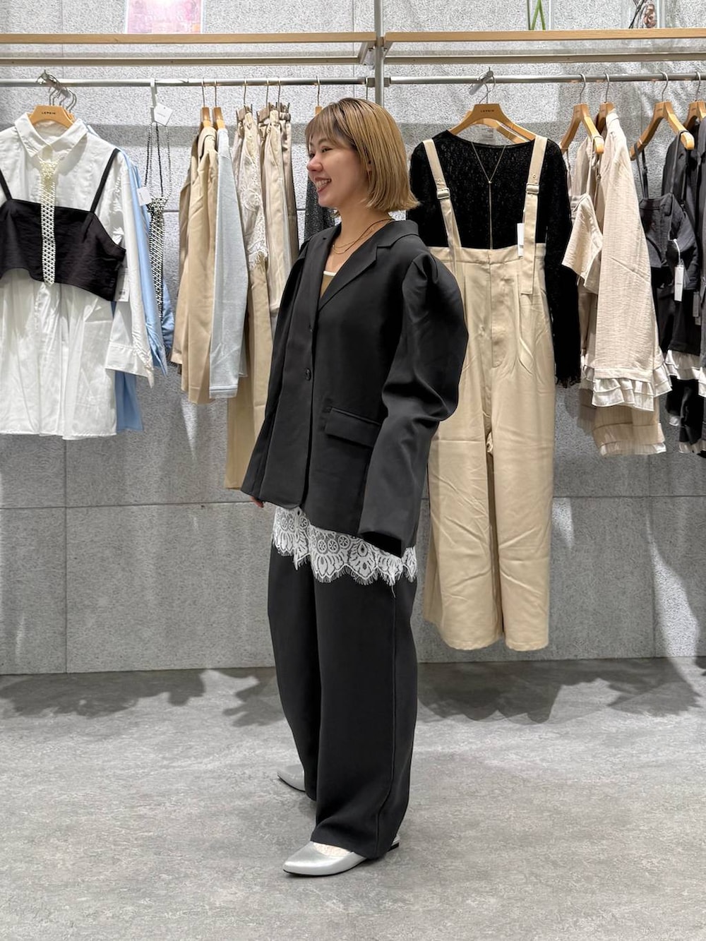 グレー系のその他パンツ、グレー系のその他アウター、シルバー系のパンプスを着用したレディースの春コーディネートの2枚目の写真