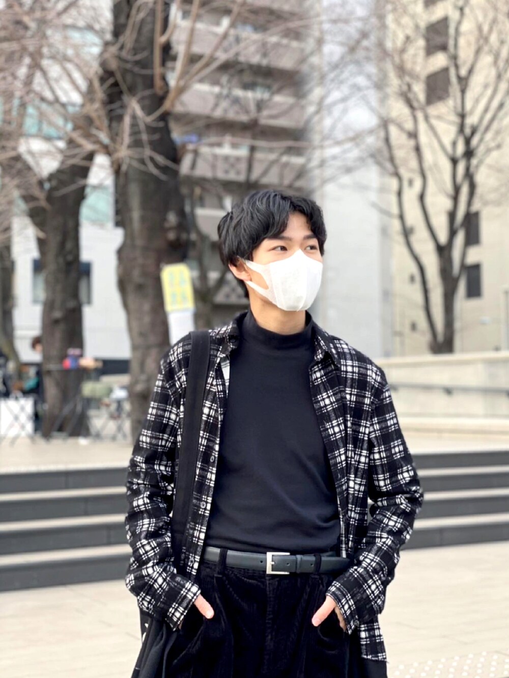 ブラック系のTシャツ/カットソー、ブラック系のシャツ/ブラウス、ブラック系のその他パンツを着用したメンズの秋コーディネートの3枚目の写真