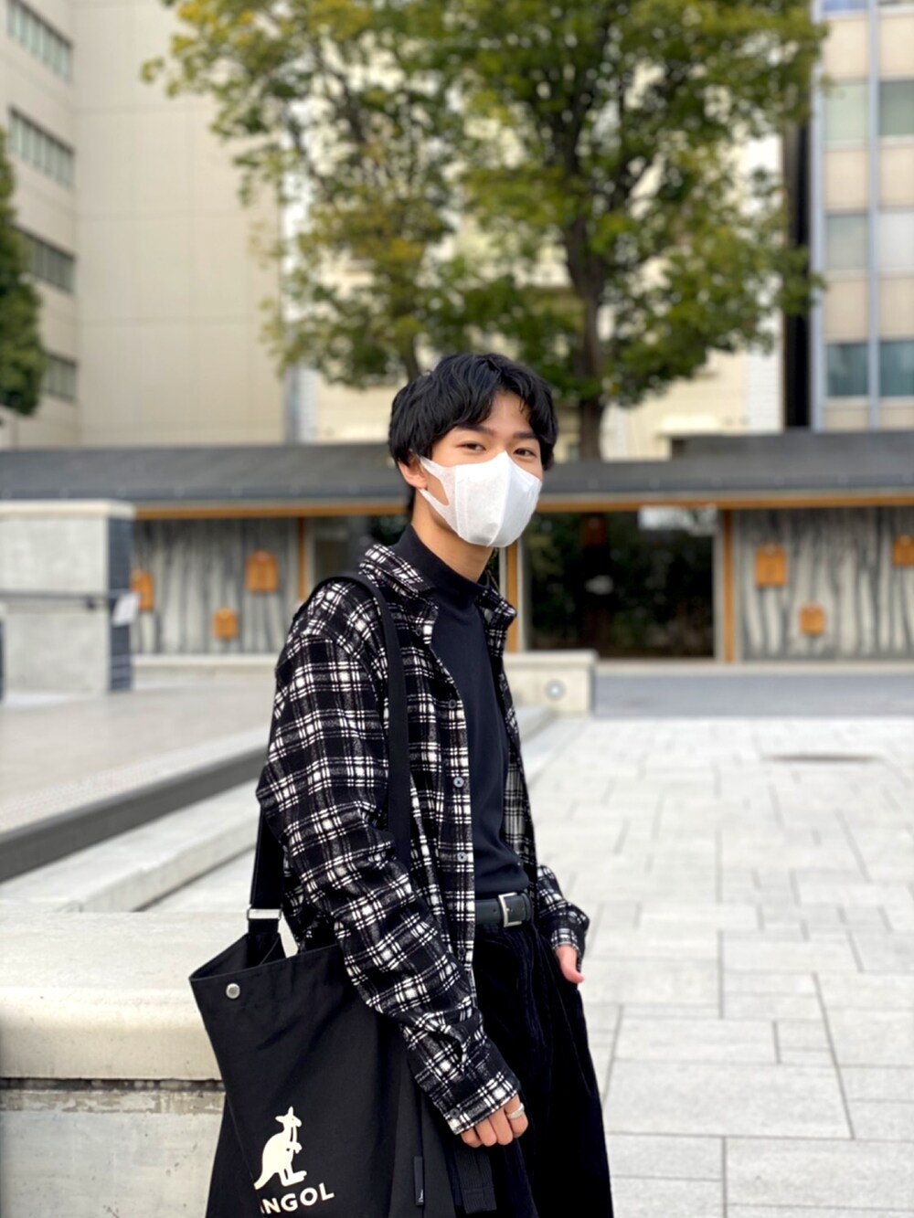 ブラック系のTシャツ/カットソー、ブラック系のシャツ/ブラウス、ブラック系のその他パンツを着用したメンズの秋コーディネートの2枚目の写真