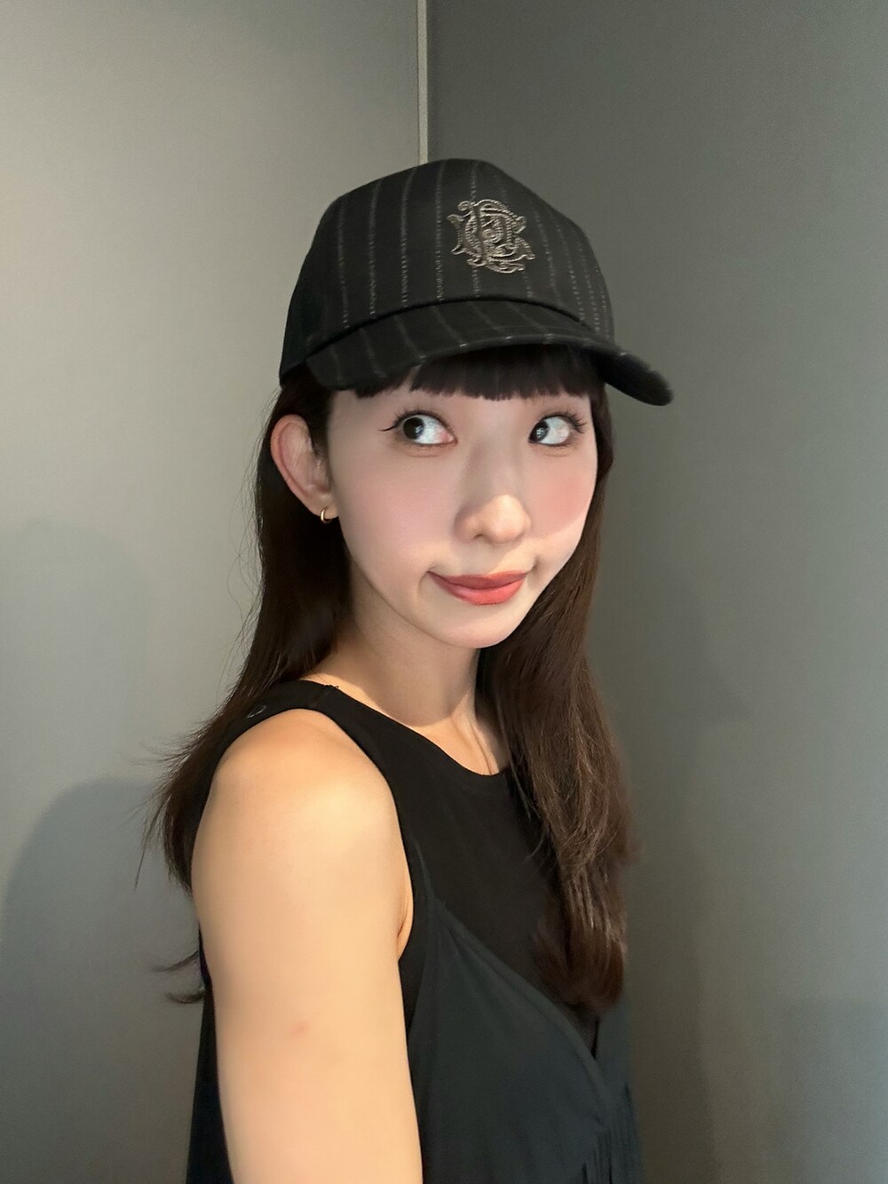 ブラック系のキャップを着用したレディースの秋コーディネートの3枚目の写真