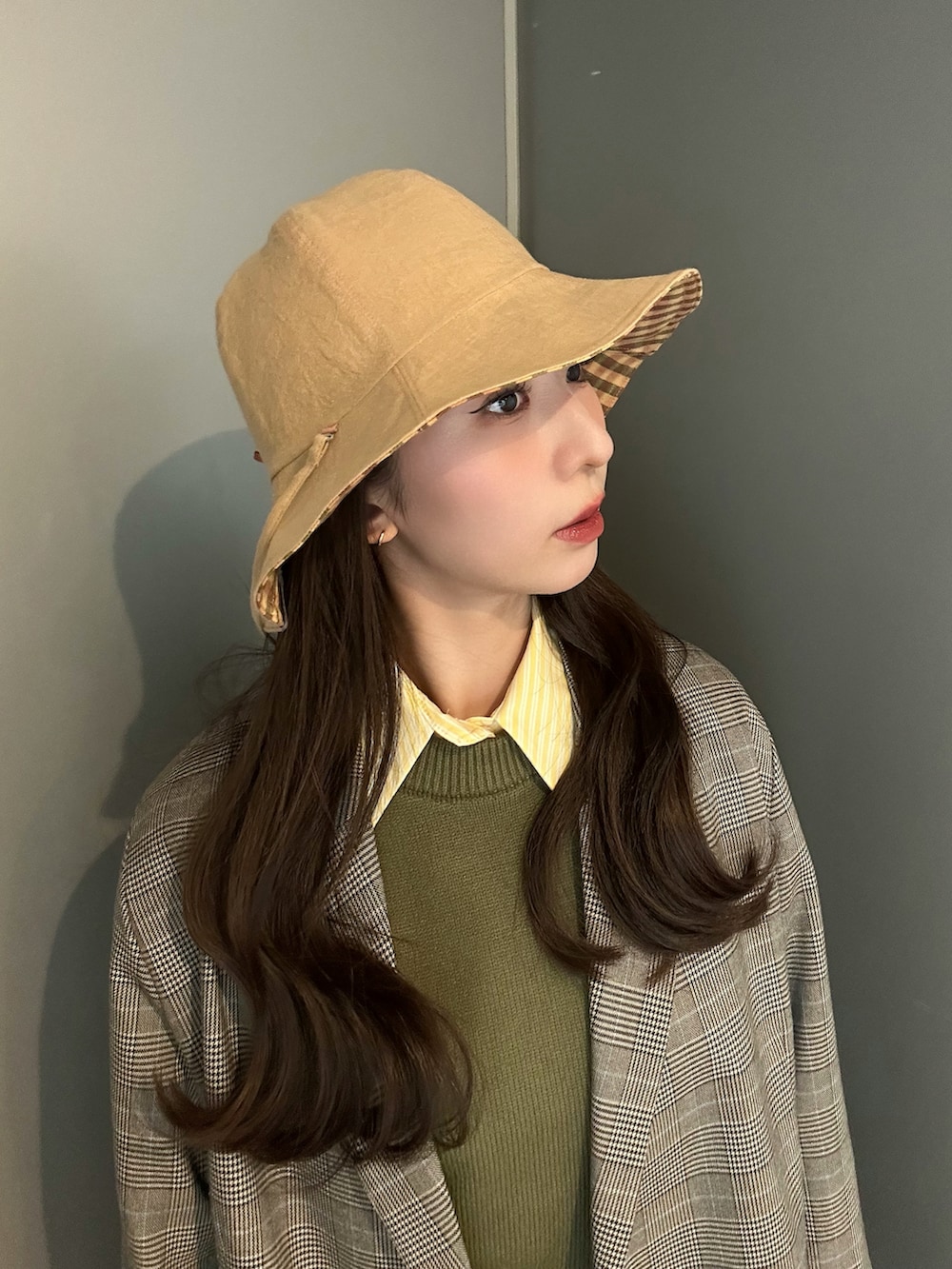 「今日のコーデ、春色、シャツスタイル、春服コーデ、おでかけコーデ、大人コーデ、オトナ女子、ZARA、30代コーデ、高身長コーデ、ジャケット、デニム、ブラウス、ハット、ユニクロ」｜「OVERRIDEのOVERRIDE  GINGHAM X LINO RV TULIP SG / オーバーライド（ハット、イエロー系）」を使った、にこさん（骨格ウェーブ・レディース・165cm）の春コーディネートの3枚目の写真