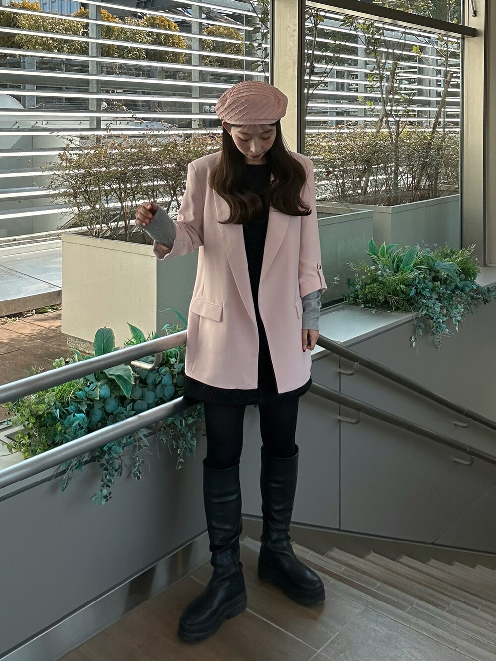 「今日のコーデ、春色、春服コーデ、おでかけコーデ、大人コーデ、カラーコーデ、ジャケット/アウター、オトナ女子、冬春コーデ、30代コーデ、高身長コーデ、ミニスカート、ロングブーツ、ウェーブ、ピンク」｜「kaorinomoriのkaorinomori ナチュベレー ショア / カオリノモリ（ハンチング/ベレー帽、ピンク系）」を使った、にこさん（骨格ウェーブ・レディース・165cm）の春コーディネートの2枚目の写真
