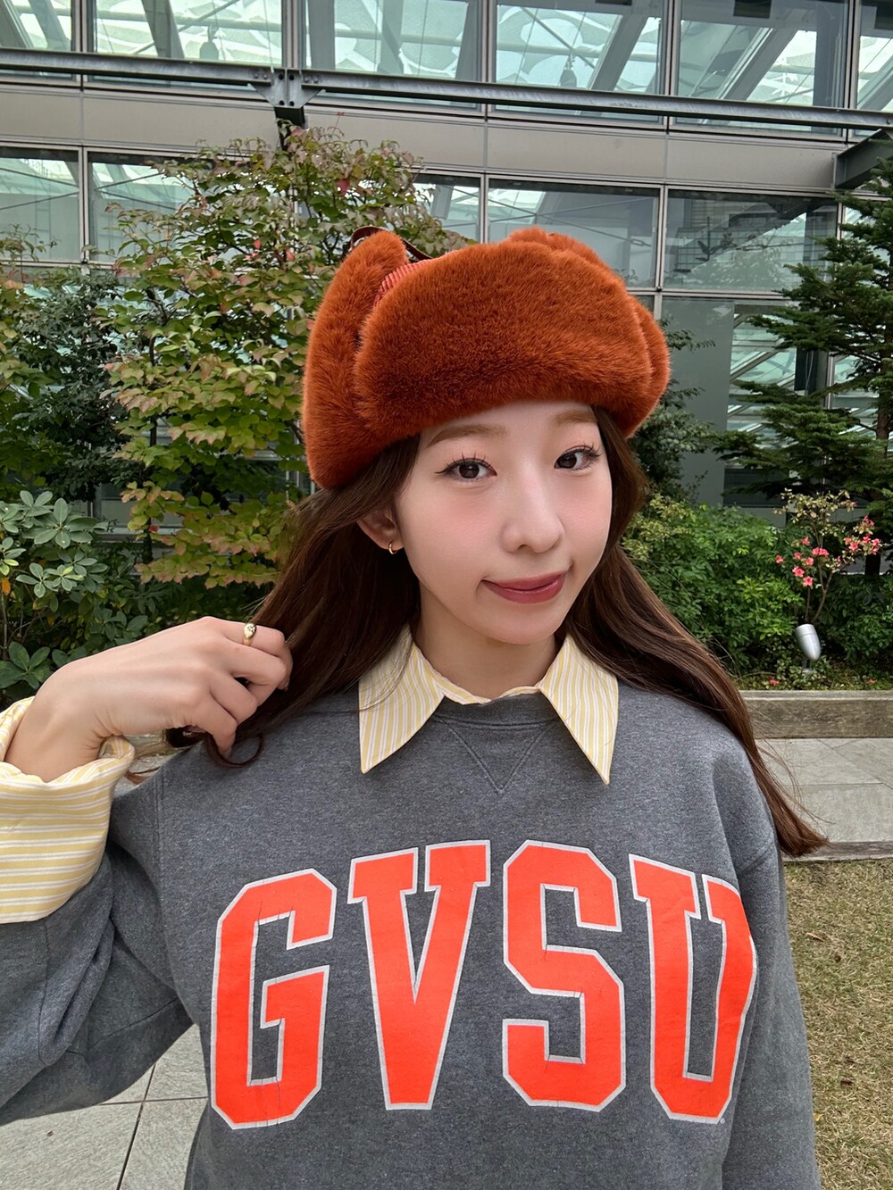 「秋冬コーデ、秋服コーデ、オトナ女子、おしゃれさんと繋がりたい、今日のコーデ、着回しコーデ、シンプルコーデ、30代コーデ、高身長コーデ、スカートスタイル、トラッパーハット、ラクチンコーデ、スウェット、ootd、帽子」｜「OVERRIDEのOVERRIDE  CORDUROY KP TRAPPER SGP / オーバーライド（ハット、オレンジ系）」を使った、にこさん（骨格ウェーブ・レディース・165cm）の秋コーディネートの3枚目の写真