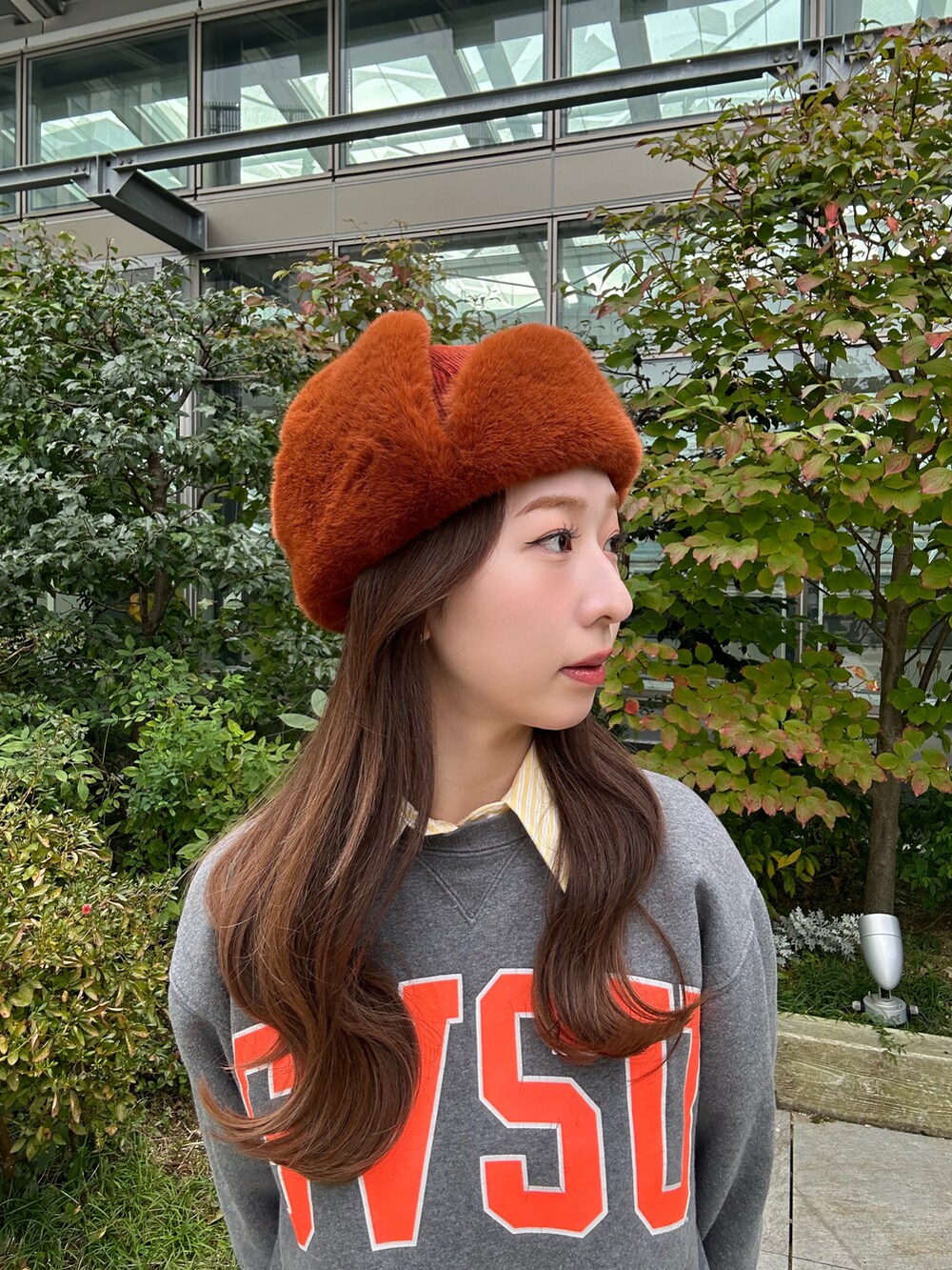 「秋冬コーデ、秋服コーデ、オトナ女子、おしゃれさんと繋がりたい、今日のコーデ、着回しコーデ、シンプルコーデ、30代コーデ、高身長コーデ、スカートスタイル、トラッパーハット、ラクチンコーデ、スウェット、ootd、帽子」｜「OVERRIDEのOVERRIDE  CORDUROY KP TRAPPER SGP / オーバーライド（ハット、オレンジ系）」を使った、にこさん（骨格ウェーブ・レディース・165cm）の秋コーディネートの2枚目の写真