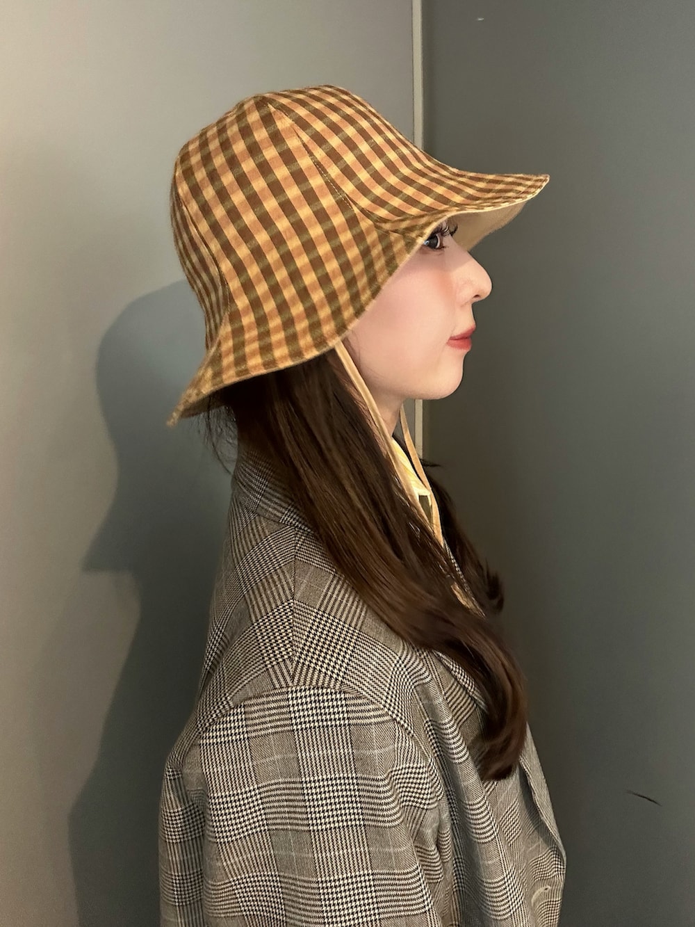 「今日のコーデ、春色、シャツスタイル、春服コーデ、おでかけコーデ、大人コーデ、オトナ女子、ZARA、30代コーデ、高身長コーデ、ジャケット、デニム、ブラウス、ハット、ユニクロ」｜「OVERRIDEのOVERRIDE  GINGHAM X LINO RV TULIP SG / オーバーライド（ハット、イエロー系）」を使った、にこさん（骨格ウェーブ・レディース・165cm）の春コーディネートの2枚目の写真