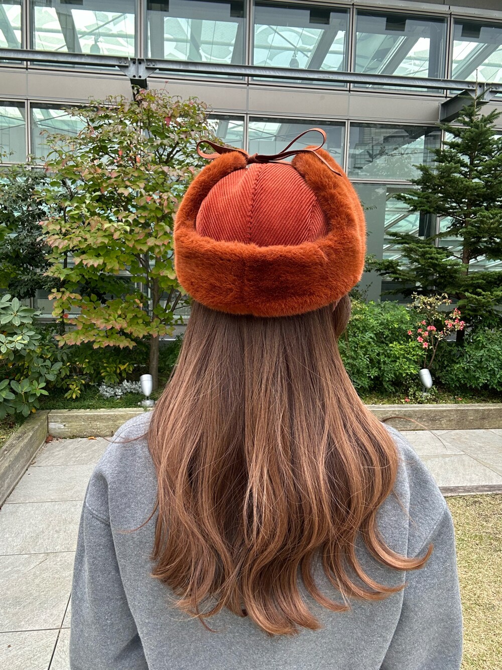 「秋冬コーデ、秋服コーデ、オトナ女子、おしゃれさんと繋がりたい、今日のコーデ、着回しコーデ、シンプルコーデ、30代コーデ、高身長コーデ、スカートスタイル、トラッパーハット、ラクチンコーデ、スウェット、ootd、帽子」｜「OVERRIDEのOVERRIDE  CORDUROY KP TRAPPER SGP / オーバーライド（ハット、オレンジ系）」を使った、にこさん（骨格ウェーブ・レディース・165cm）の秋コーディネートの4枚目の写真