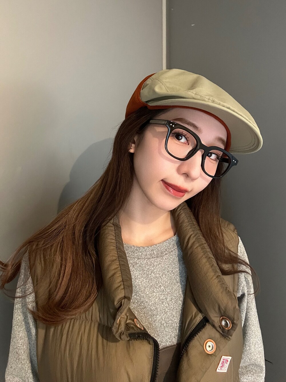 「最近のいい感じコーデ、ダウンジャケット、秋冬コーデ、高身長女子、着回しコーデ、オトナカジュアル、30代コーデ、カジュアル、ハンチング、フリース、オールインワン、オーバーオール、アウトドアスタイル、ベージュ、シンプルコーデ」｜「OVERRIDEのOVERRIDE  DOG EAR HUNTING / オーバーライド（ハンチング/ベレー帽、ベージュ系）」を使った、にこさん（骨格ウェーブ・レディース・165cm）の冬コーディネートの2枚目の写真