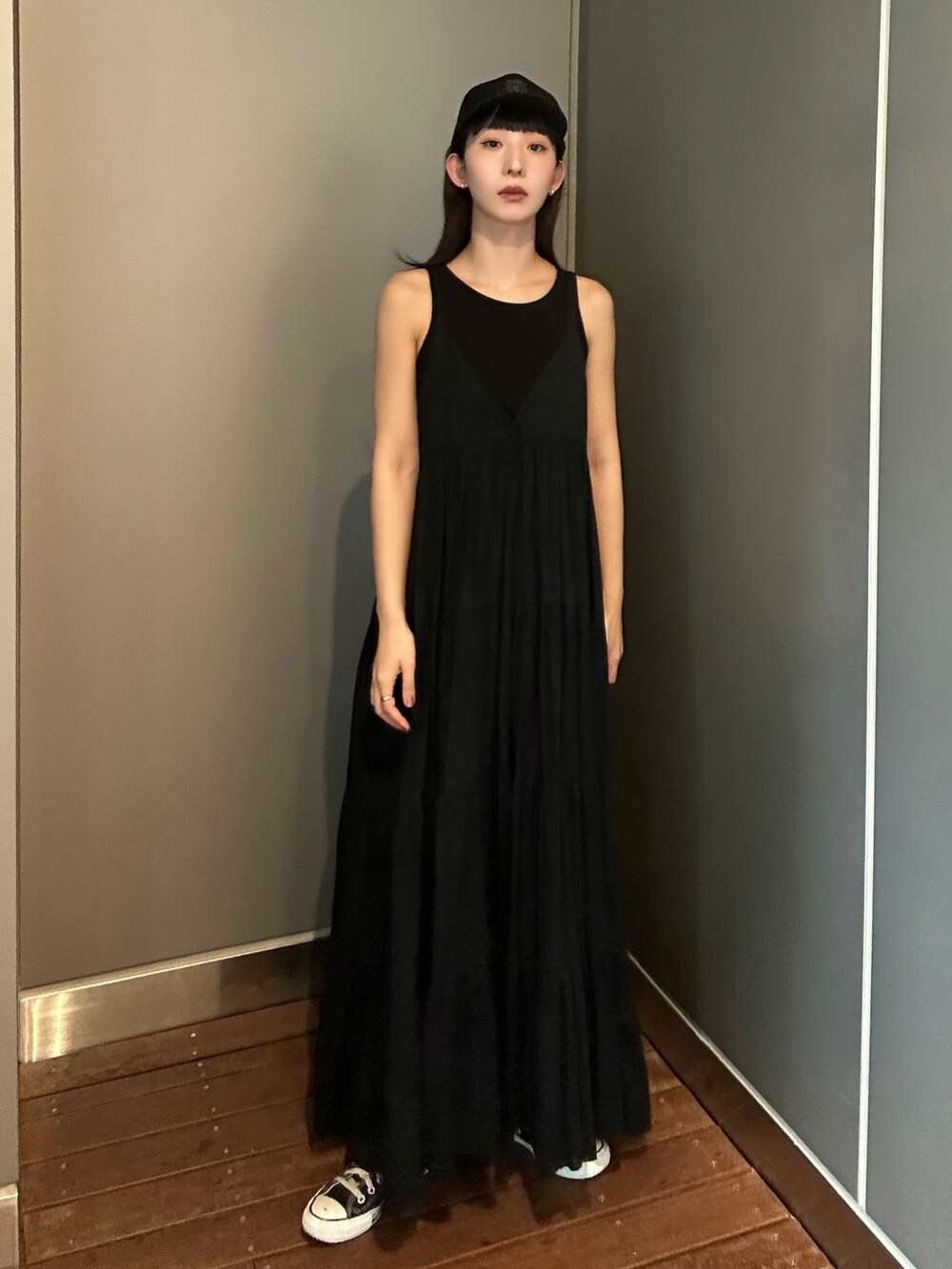 ブラック系のキャップを着用したレディースの秋コーディネートの2枚目の写真