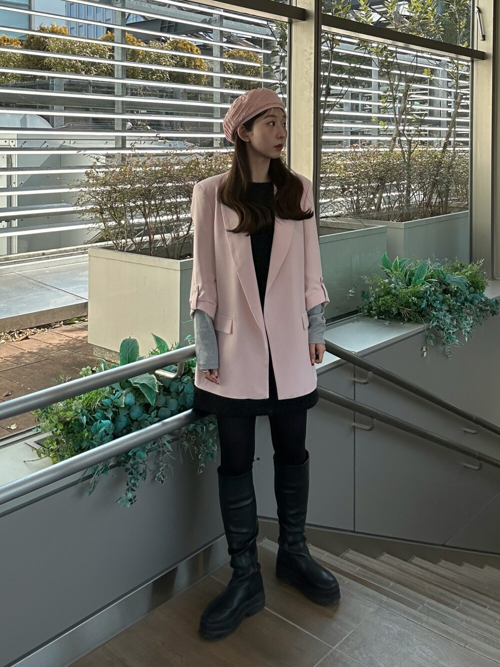 「今日のコーデ、春色、春服コーデ、おでかけコーデ、大人コーデ、カラーコーデ、ジャケット/アウター、オトナ女子、冬春コーデ、30代コーデ、高身長コーデ、ミニスカート、ロングブーツ、ウェーブ、ピンク」｜「kaorinomoriのkaorinomori ナチュベレー ショア / カオリノモリ（ハンチング/ベレー帽、ピンク系）」を使った、にこさん（骨格ウェーブ・レディース・165cm）の春コーディネートの3枚目の写真