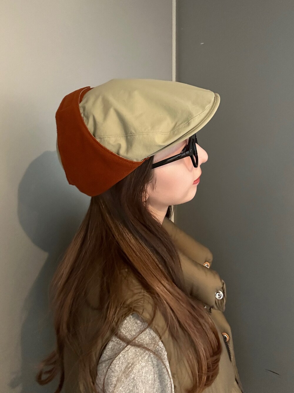 「最近のいい感じコーデ、ダウンジャケット、秋冬コーデ、高身長女子、着回しコーデ、オトナカジュアル、30代コーデ、カジュアル、ハンチング、フリース、オールインワン、オーバーオール、アウトドアスタイル、ベージュ、シンプルコーデ」｜「OVERRIDEのOVERRIDE  DOG EAR HUNTING / オーバーライド（ハンチング/ベレー帽、ベージュ系）」を使った、にこさん（骨格ウェーブ・レディース・165cm）の冬コーディネートの3枚目の写真