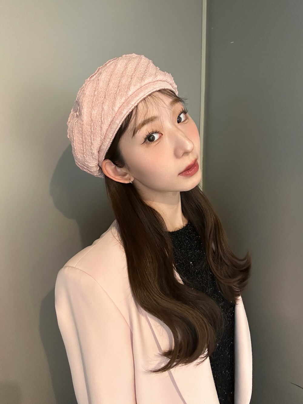 「今日のコーデ、春色、春服コーデ、おでかけコーデ、大人コーデ、カラーコーデ、ジャケット/アウター、オトナ女子、冬春コーデ、30代コーデ、高身長コーデ、ミニスカート、ロングブーツ、ウェーブ、ピンク」｜「kaorinomoriのkaorinomori ナチュベレー ショア / カオリノモリ（ハンチング/ベレー帽、ピンク系）」を使った、にこさん（骨格ウェーブ・レディース・165cm）の春コーディネートの4枚目の写真