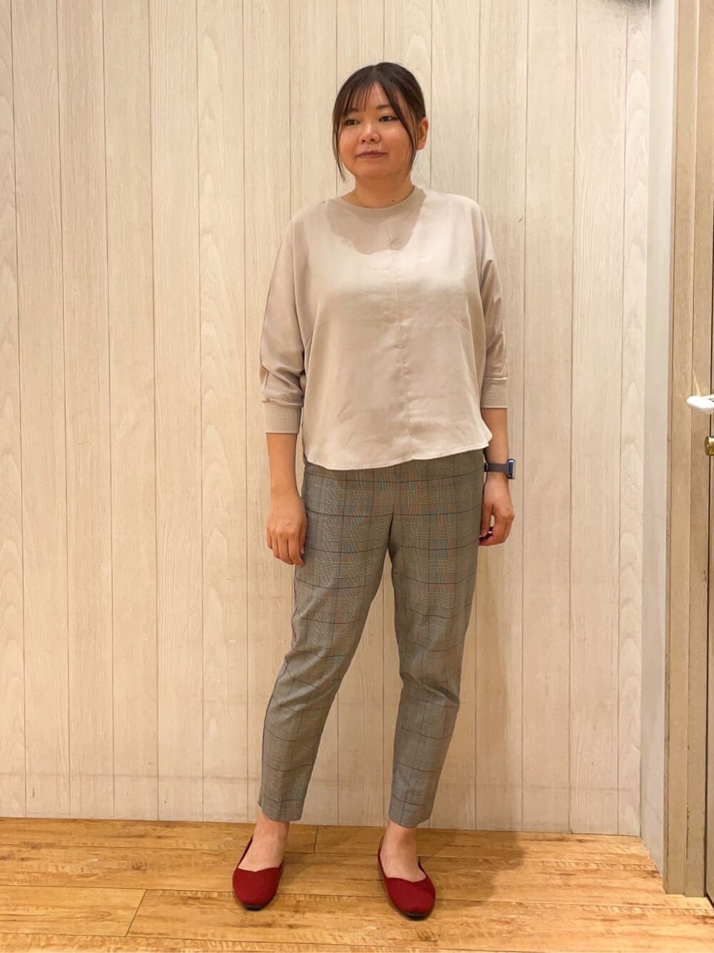 グレー系のその他パンツ、レッド系のパンプスを着用したレディースの秋コーディネートの4枚目の写真