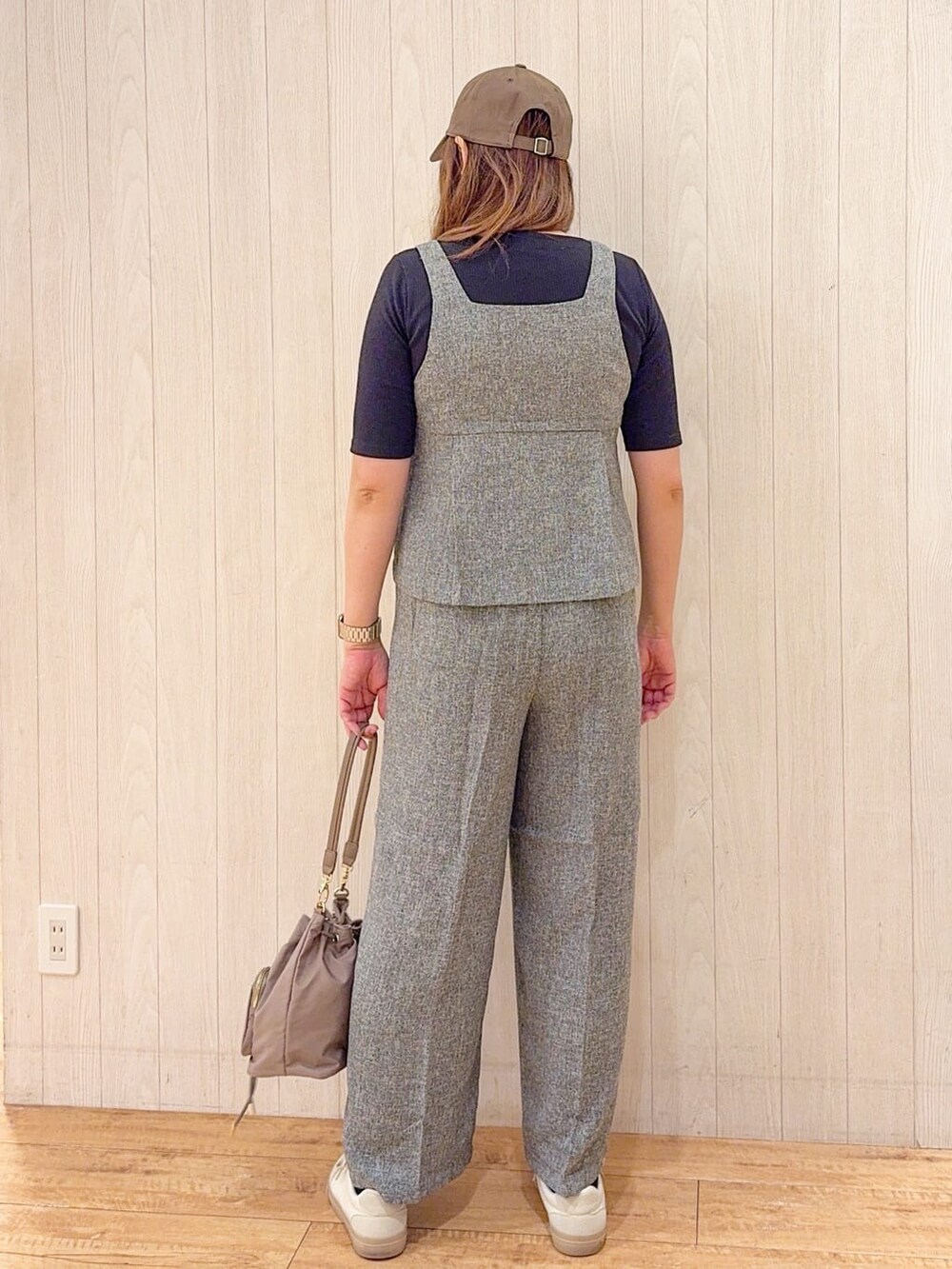 ブラック系のTシャツ/カットソー、グレー系のセットアップ、ベージュ系のスニーカーを着用したレディースの秋コーディネートの3枚目の写真