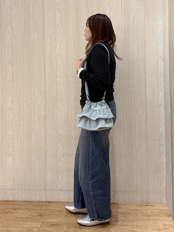 ブラック系のTシャツ/カットソー、ブルー系のデニムパンツ、シルバー系のパンプスを着用したレディースの冬コーディネートの2枚目の写真