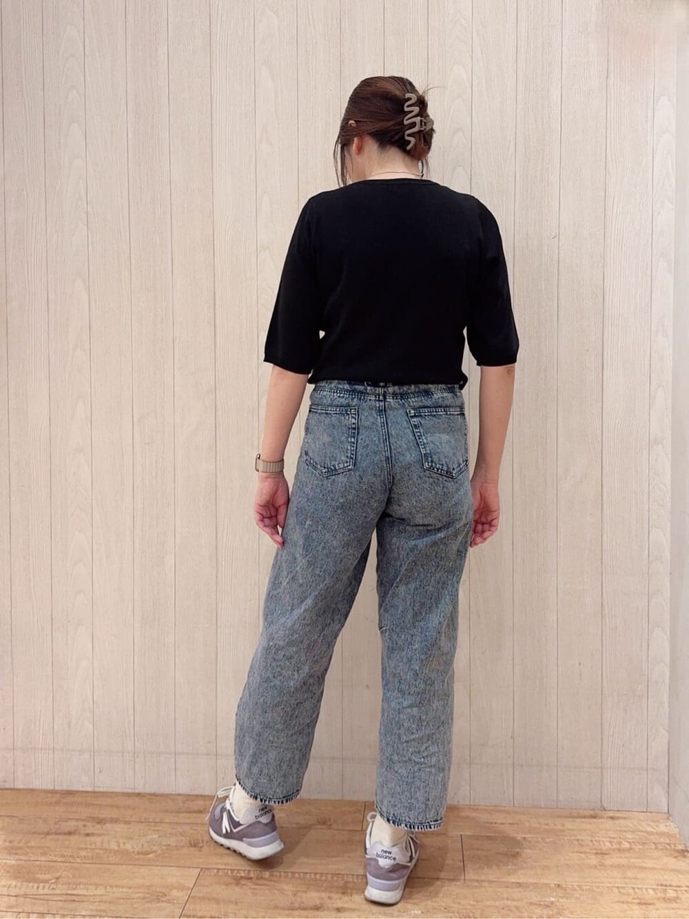 ブラック系のニット/セーター、ブルー系のその他パンツ、シルバー系のネックレスを着用したレディースの春コーディネートの3枚目の写真