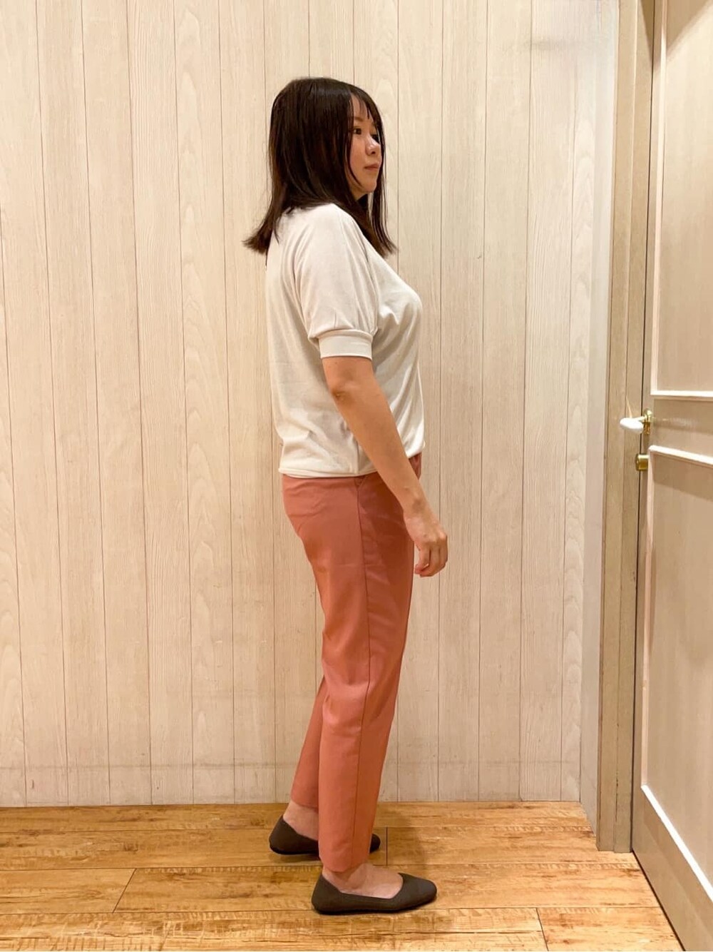 ピンク系のその他パンツ、ブラウン系のパンプスを着用したレディースの夏コーディネートの5枚目の写真