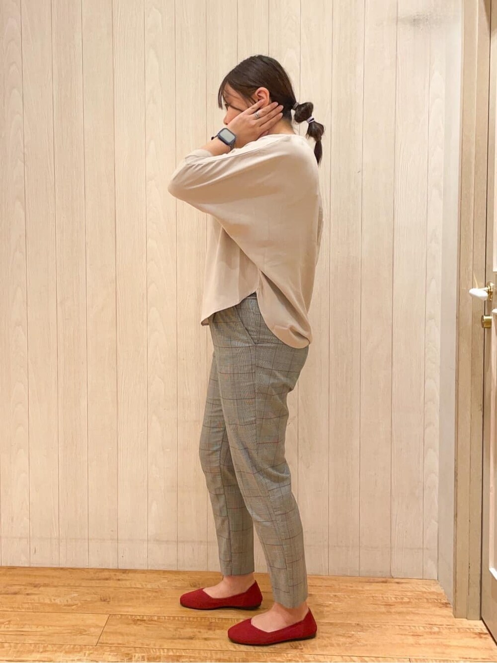 グレー系のその他パンツ、レッド系のパンプスを着用したレディースの秋コーディネートの5枚目の写真