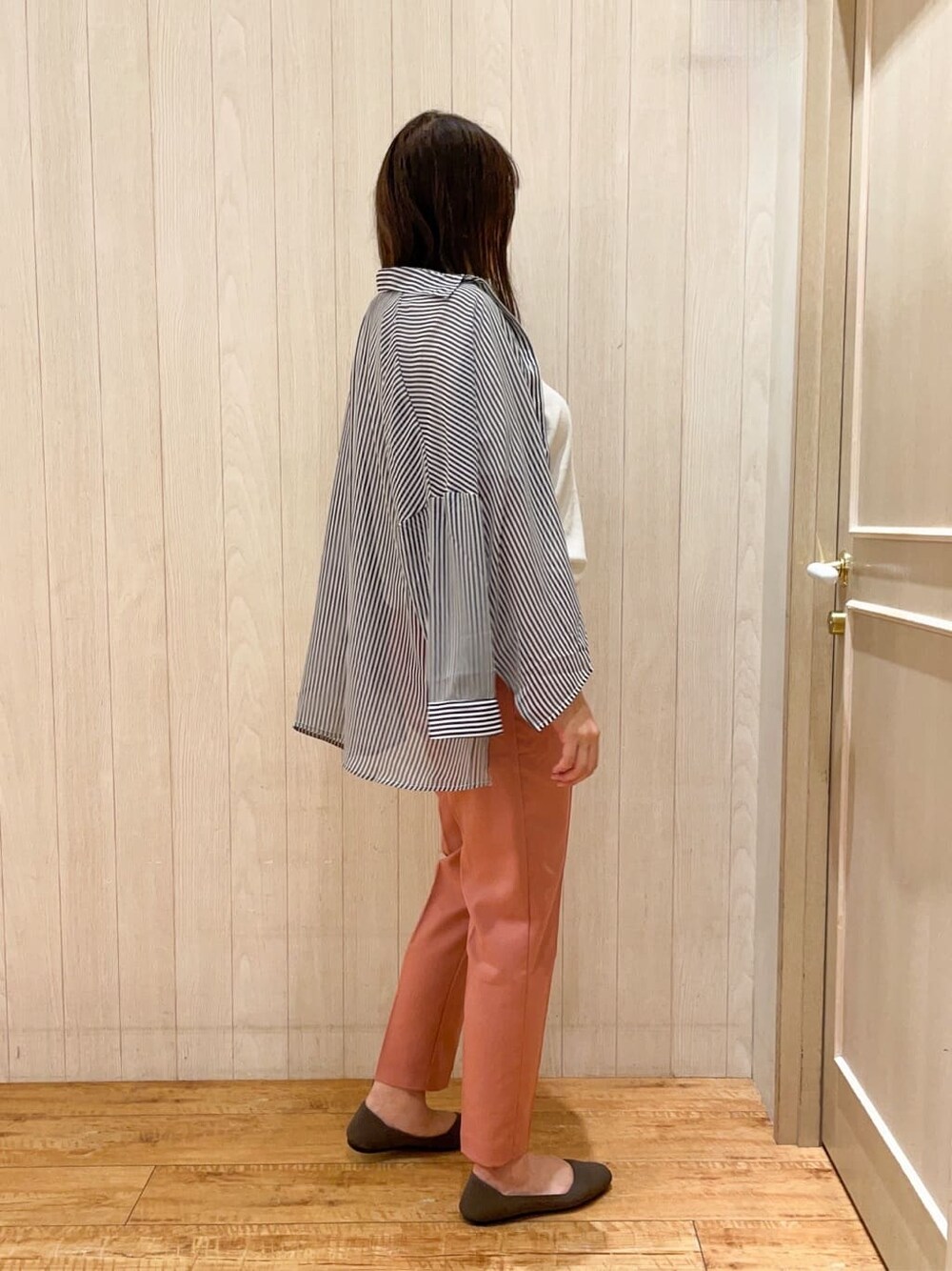 ピンク系のその他パンツ、ブラウン系のパンプスを着用したレディースの夏コーディネートの2枚目の写真