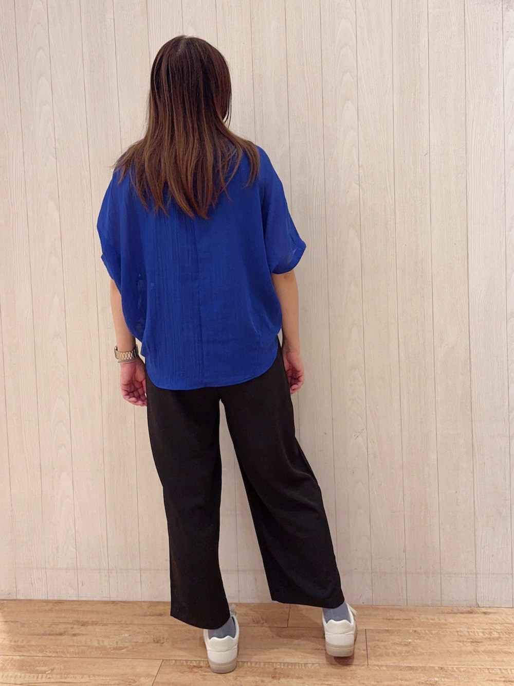 ブルー系のシャツ/ブラウス、ブラック系のその他パンツ、ベージュ系のスニーカーを着用したレディースの秋コーディネートの3枚目の写真