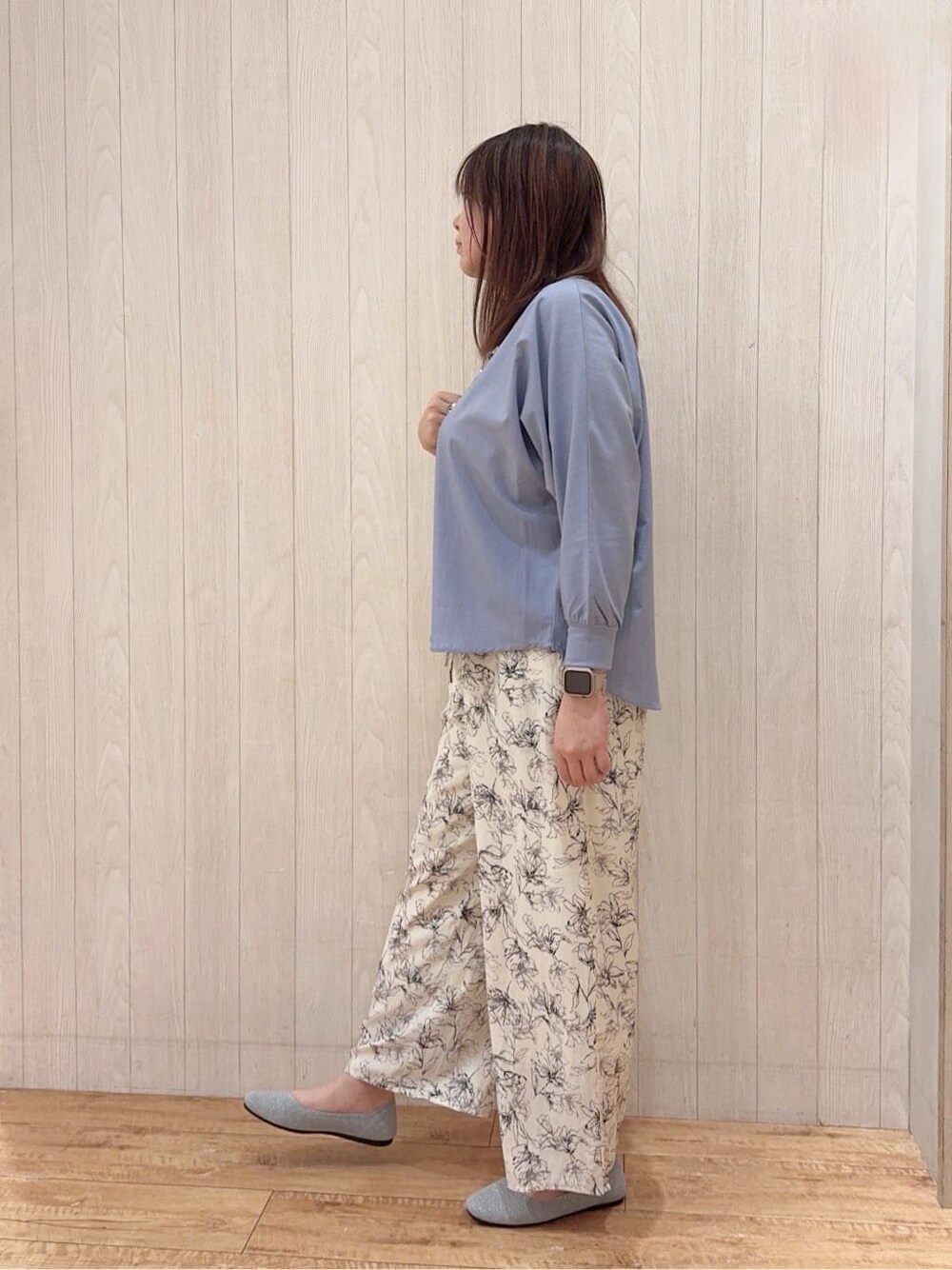 ブルー系のシャツ/ブラウス、ベージュ系のその他パンツ、シルバー系のその他シューズを着用したレディースの春コーディネートの5枚目の写真